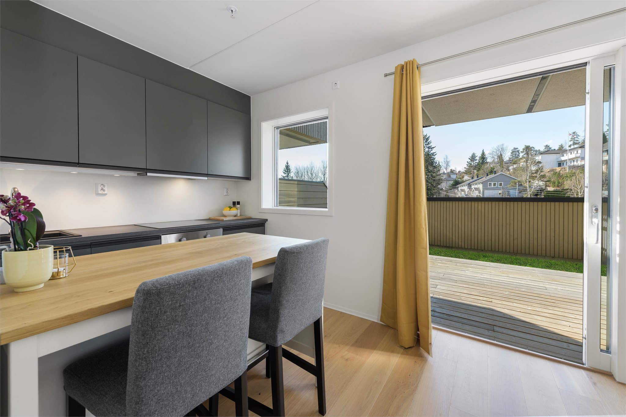 Utgang til stor solrik og skjermet terrasse