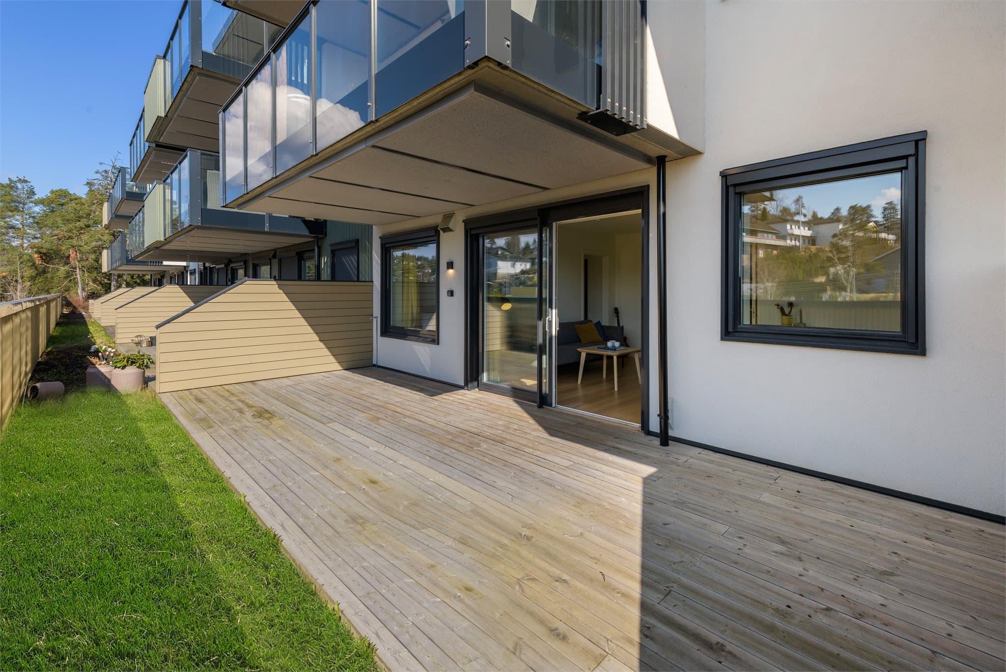 Stor terrasse med god skjerming til naboer