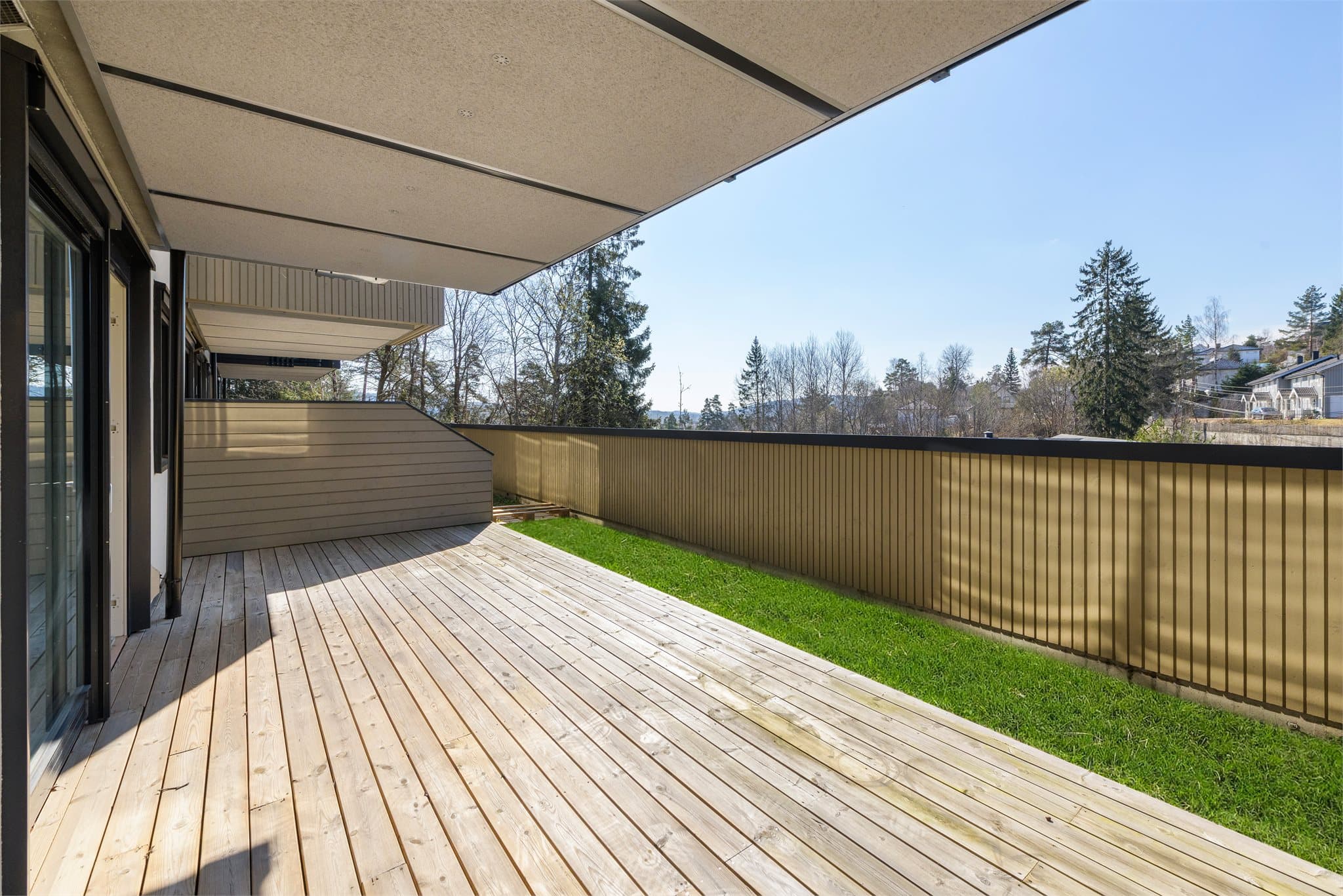 Stor syd- /vestvendt terrasse