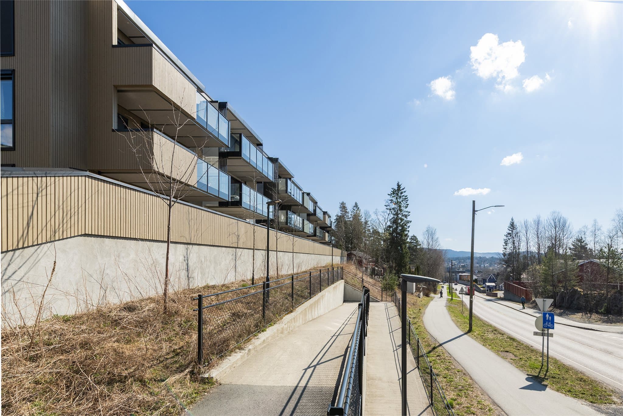 Fra leiligheten er det gangsti ned til hovedveien hvor bussen tar deg til Oslo på under 30min !