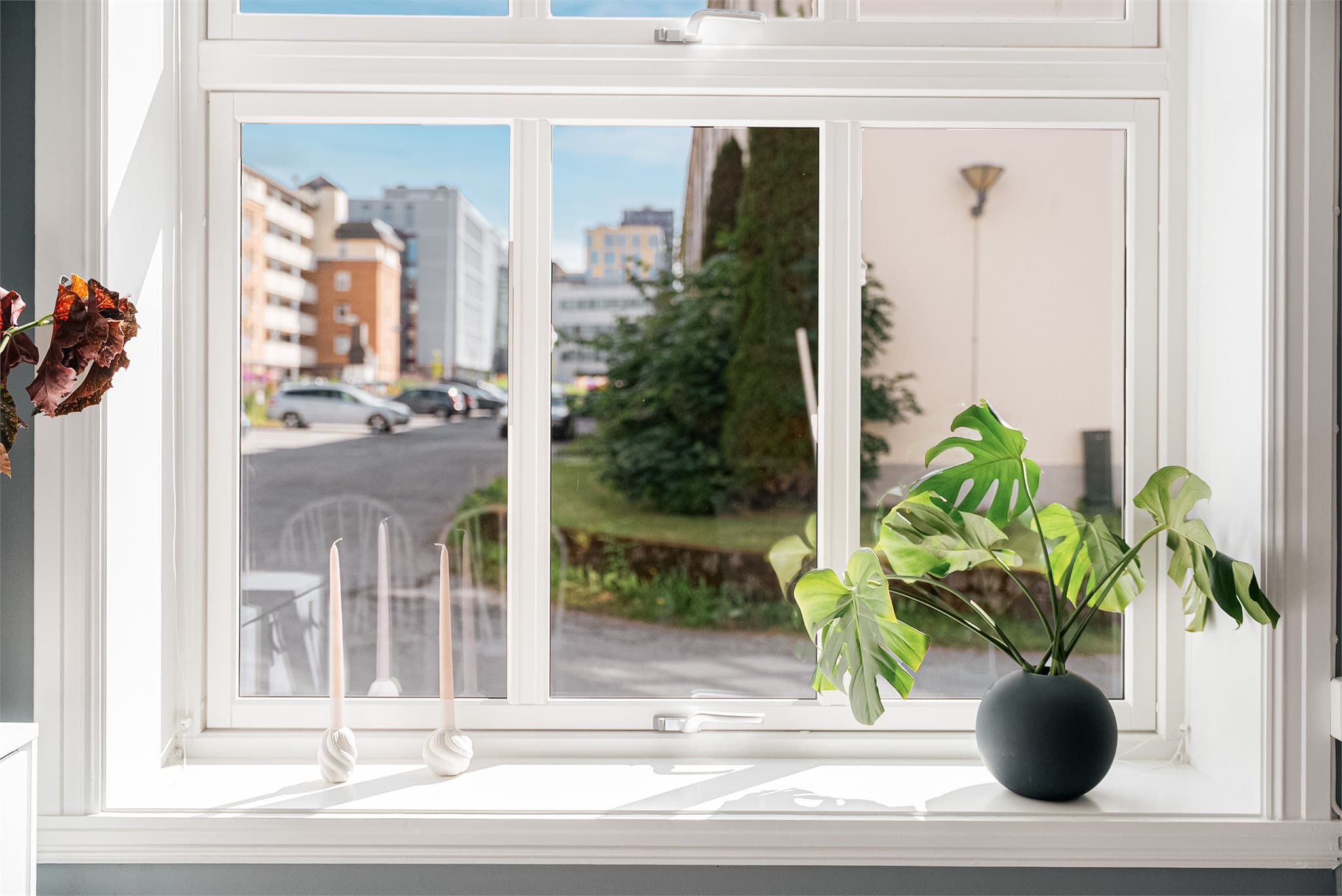 De store vindusflatene slipper inn rikelig med naturlig dagslys.