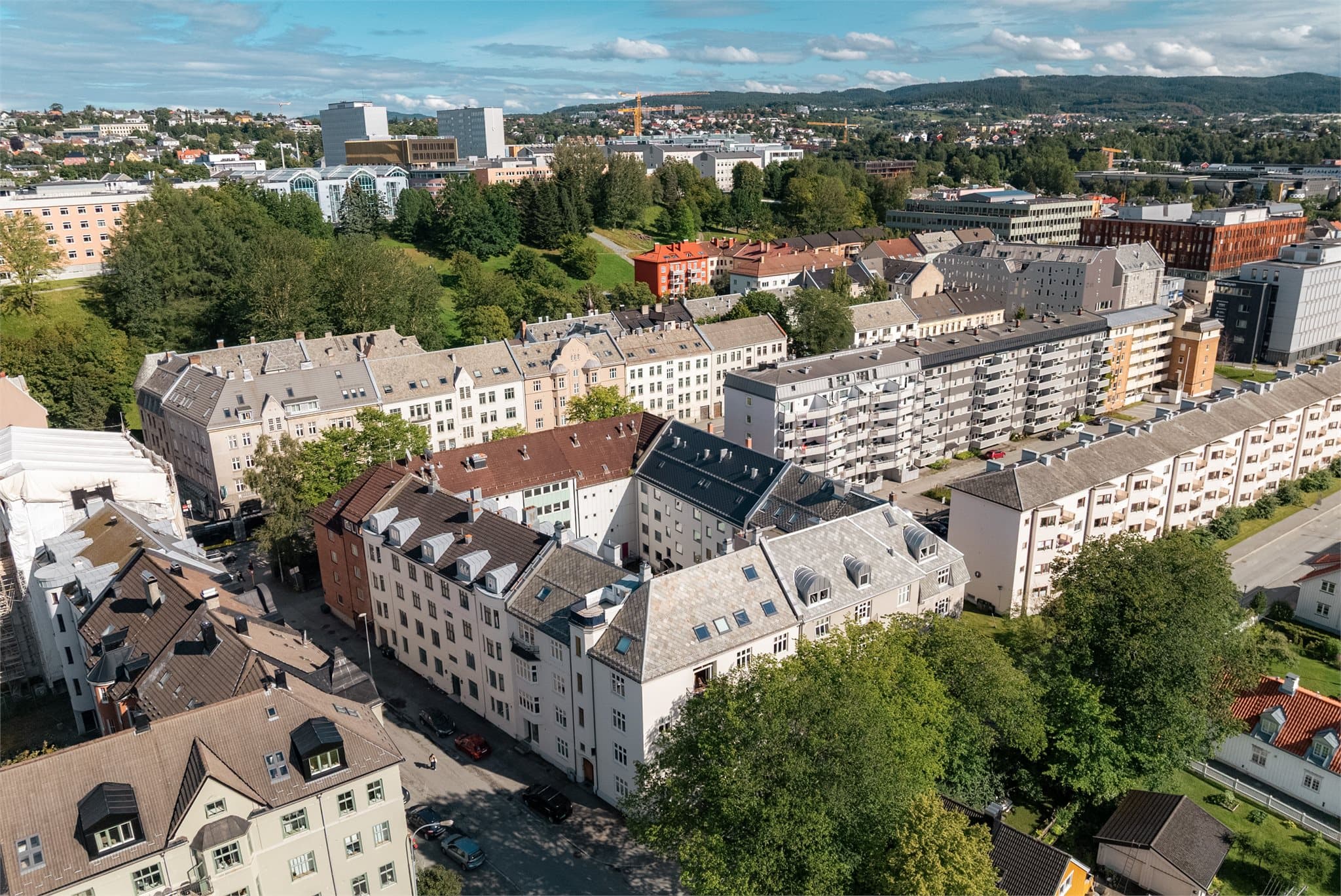 Leiligheten er vendt mot en rolig innkjøringsvei for beboerne i området.