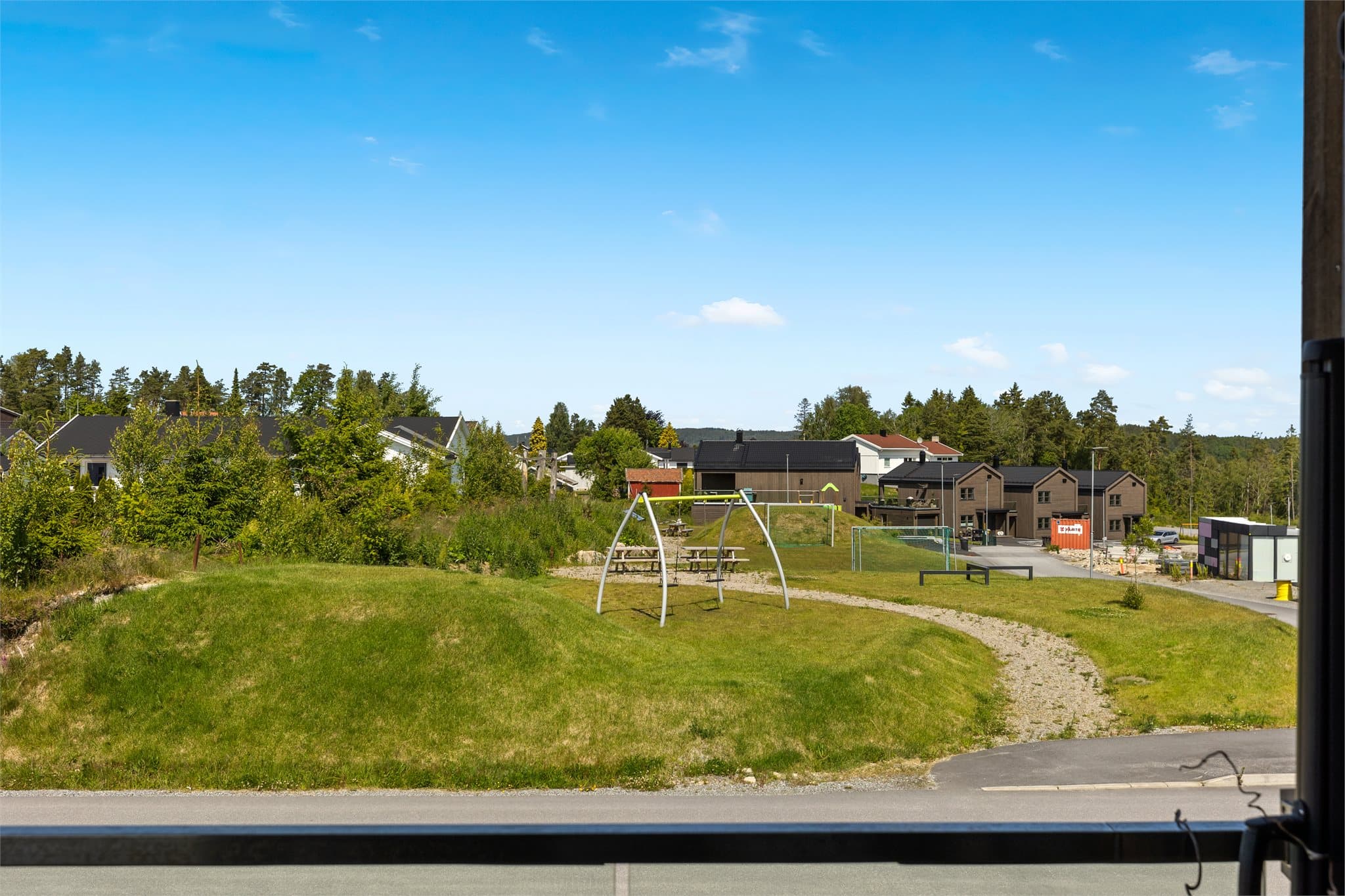 Eiendommen ligger i et rolig og barnevennlig område med felles lekeplass.