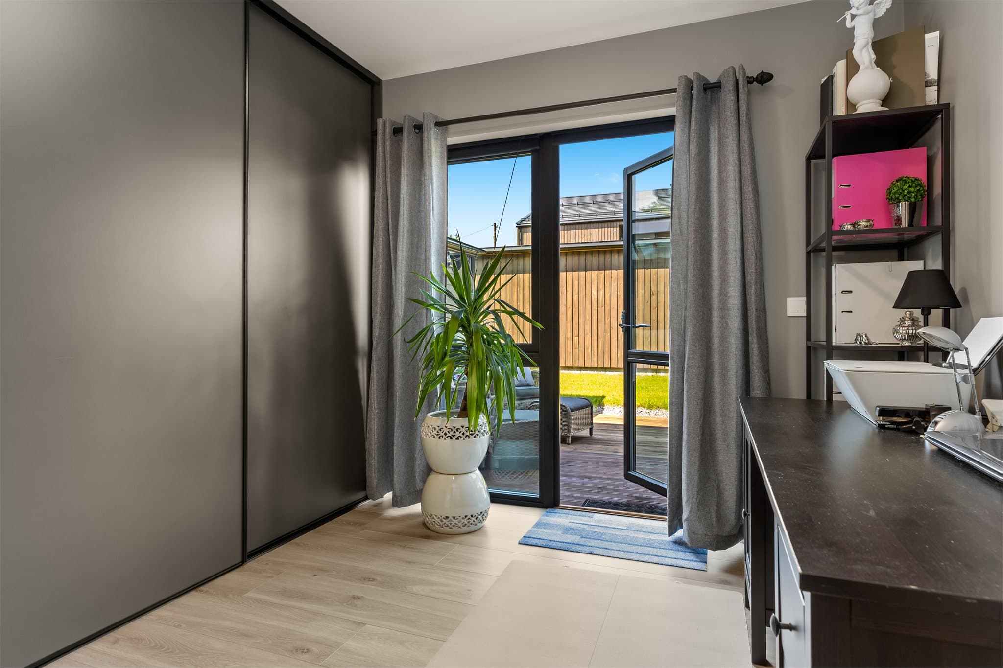 Ett av soverommene i første etasje har skyvedørsgarderobe og direkte utgang til terrassen.