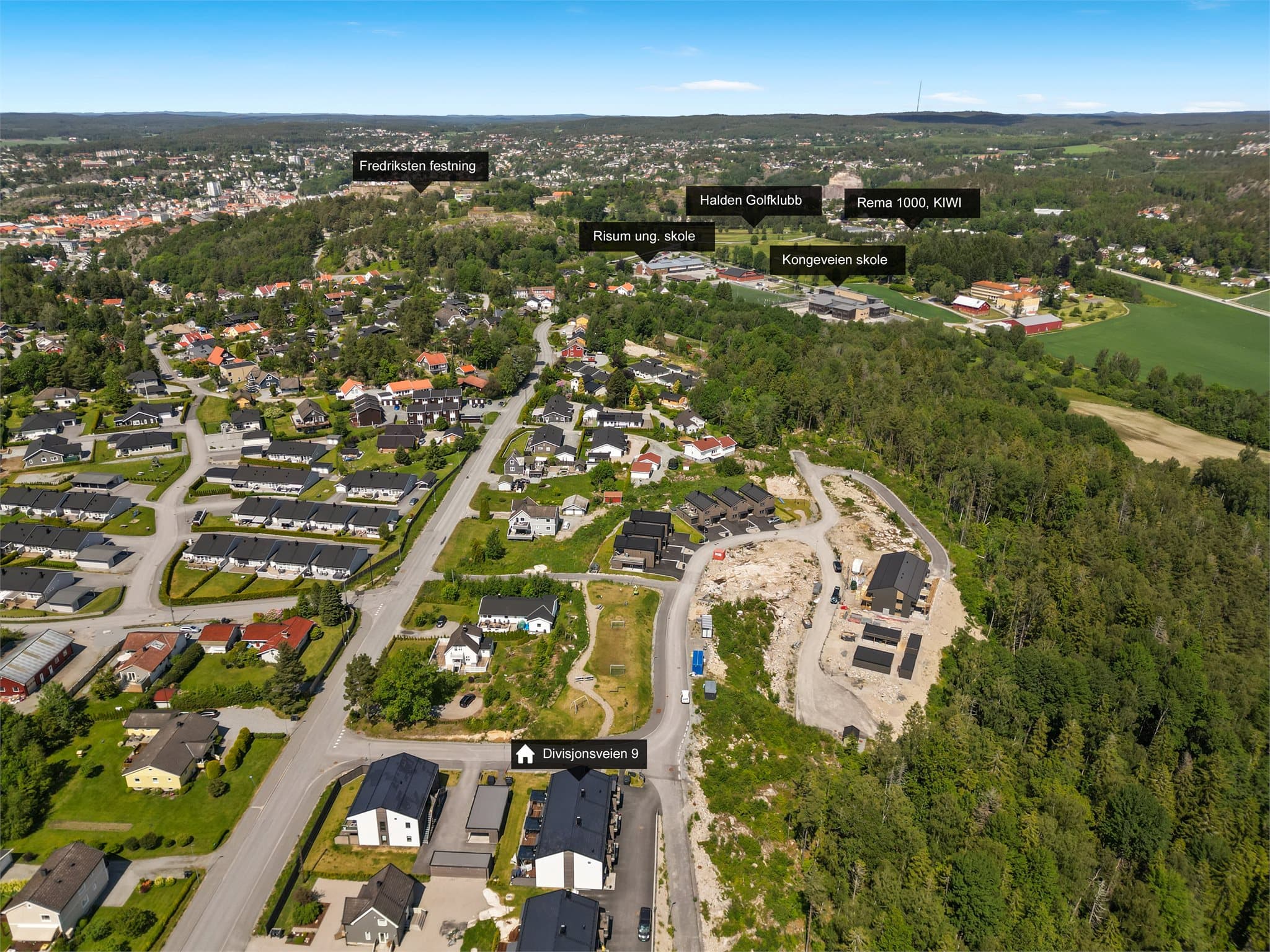 Fra Divisjonsveien er det kort vei til Risum ungdomsskole, Kongeveien skole og dagligvarebutikker.