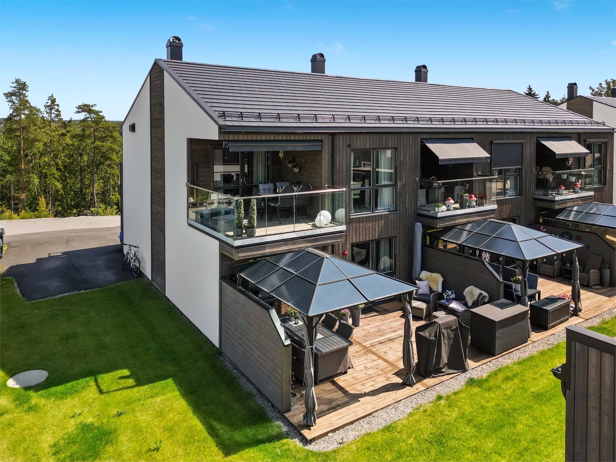 Dette er et moderne rekkehus fra 2023 med balansert ventilasjon, integrert garasje og gjennomgående god standard.