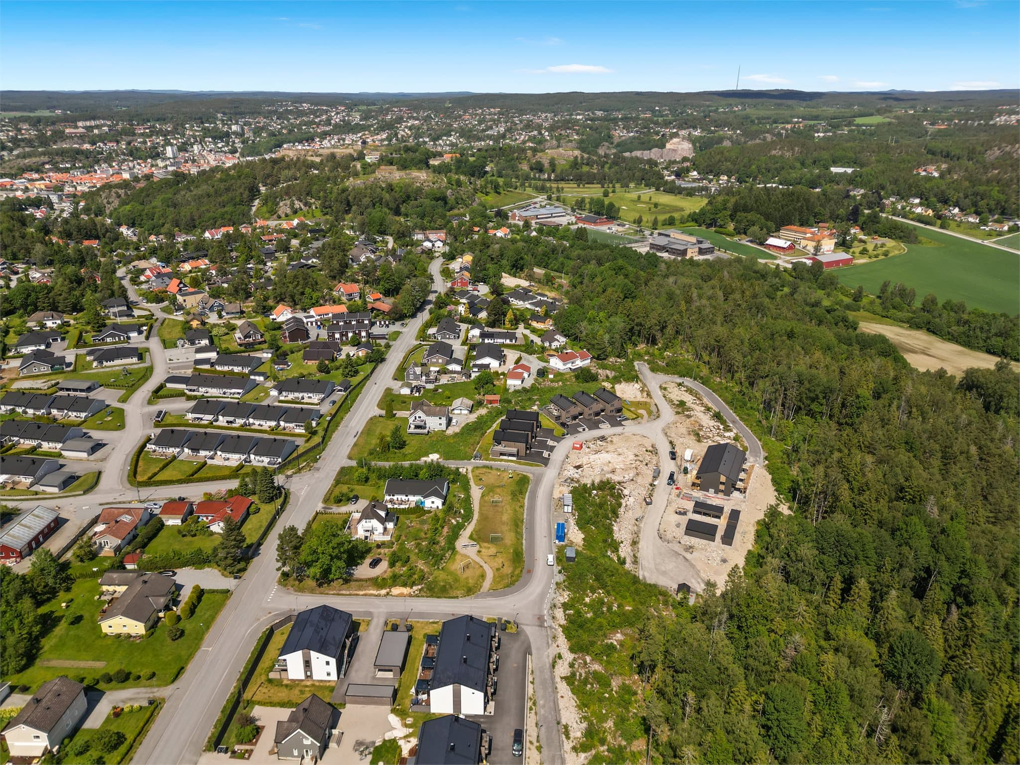 Beliggenheten gir kort avstand til både Halden sentrum og naturskjønne turområder.