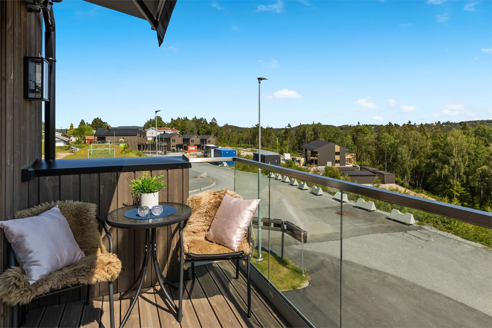 Verandaen over garasjen gir en ekstra, privat uteplass.