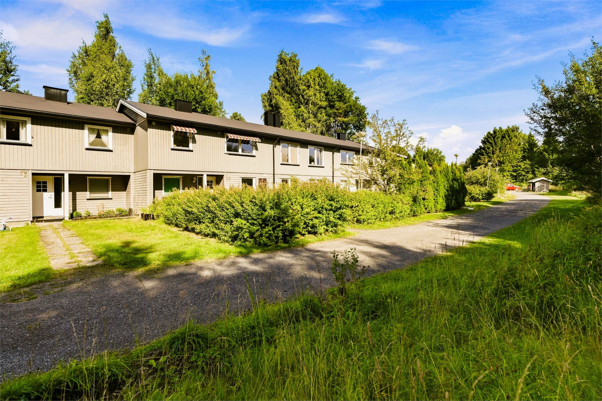Det disponeres en bod samt en biloppstillingsplass.