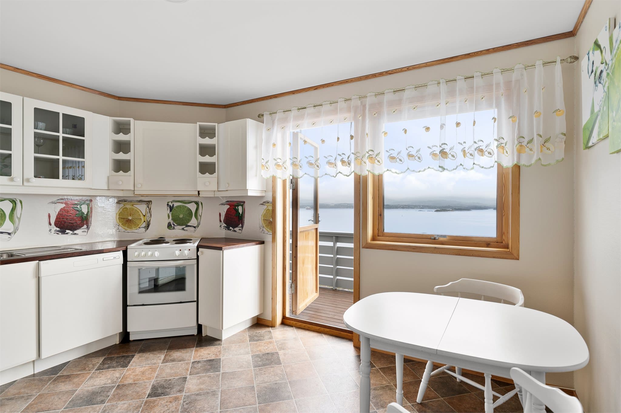 Fra kjøkkenet kommer du ut til altanen