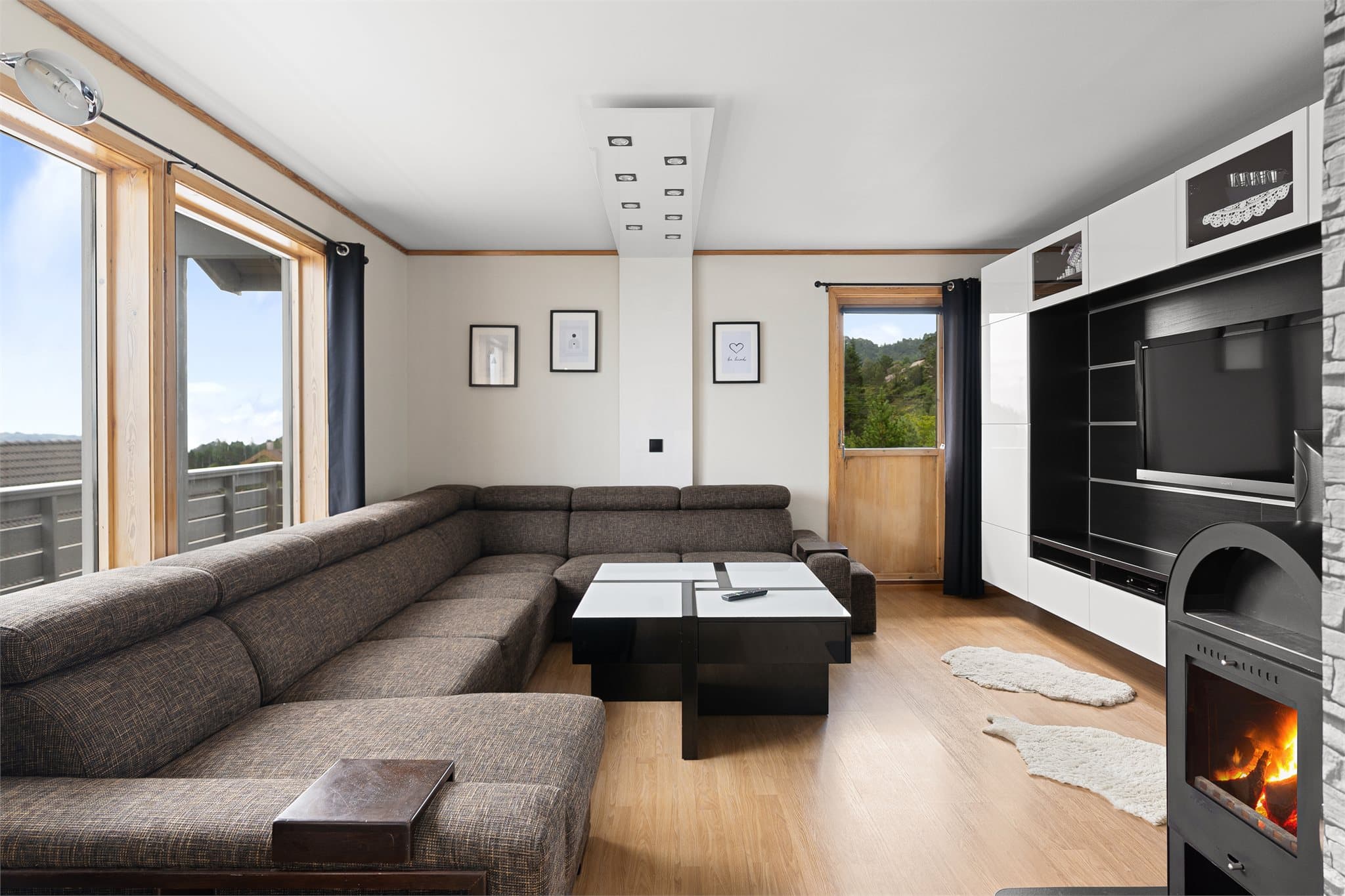 I stuen er det god plass til sofagruppe