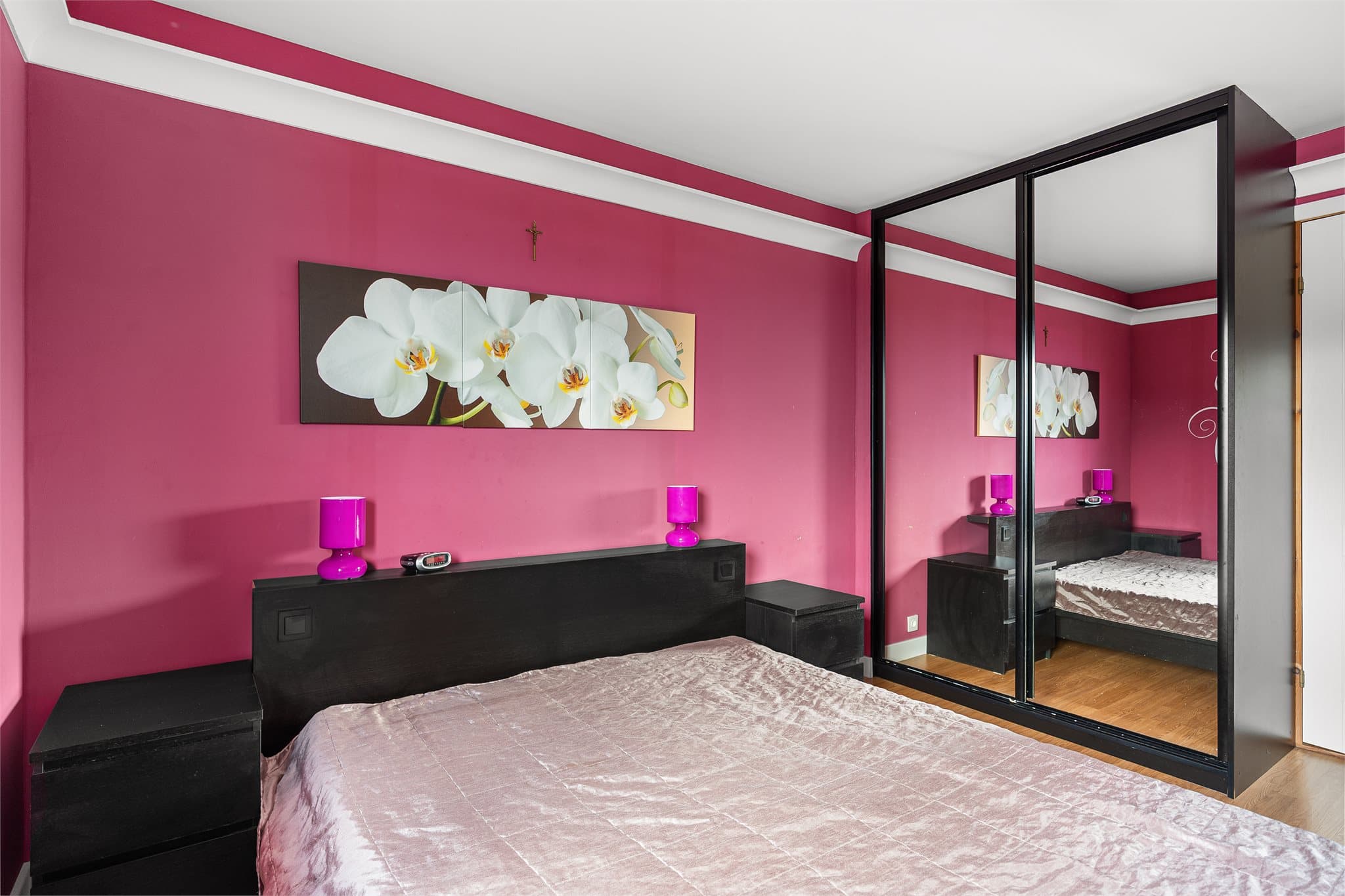 Soverommet er innredet med en romslig skyvedørsgarderobe