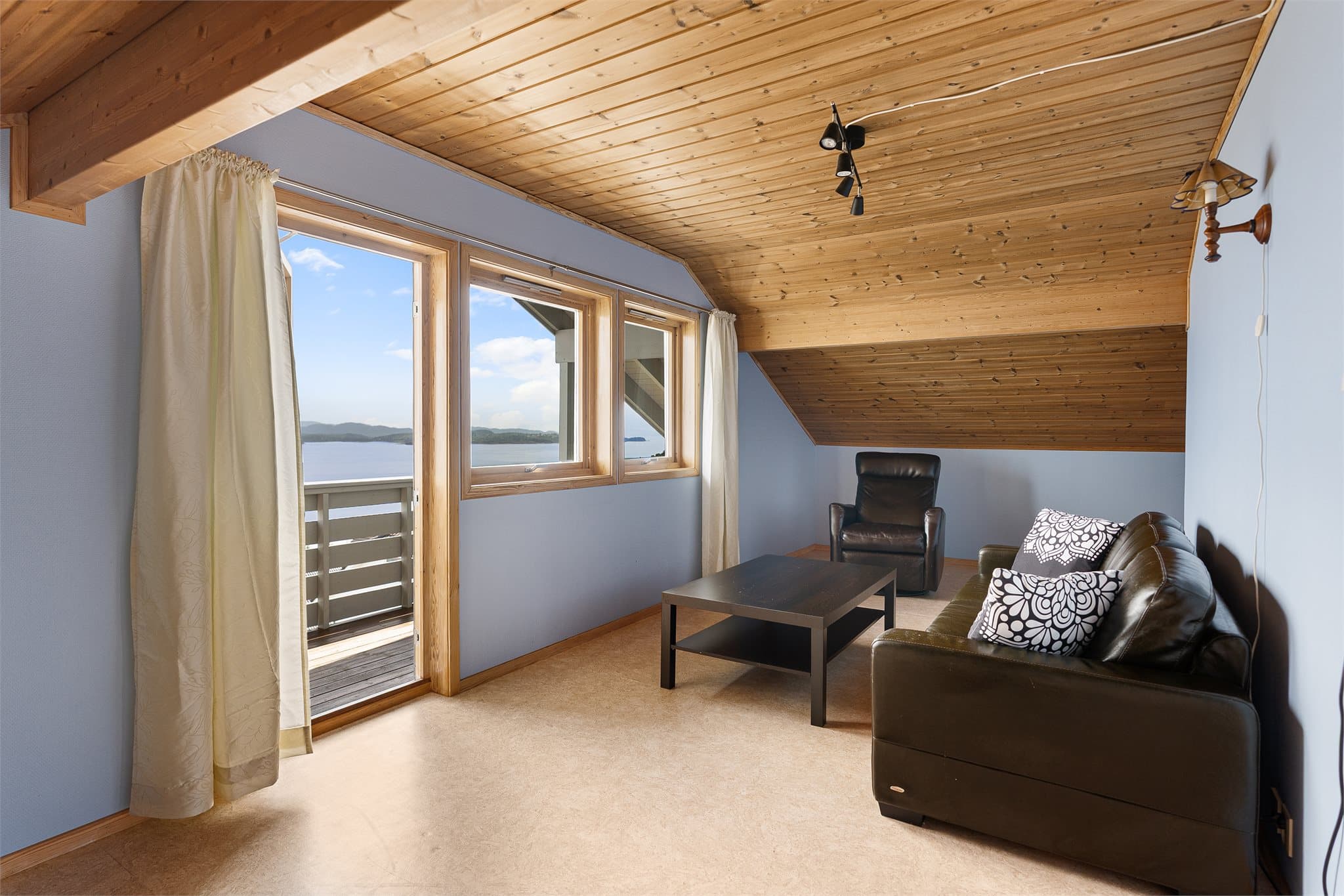 Praktisk tv-stue med flere innredningsmuligheter. Fungerer også fint som et ekstra soverom.