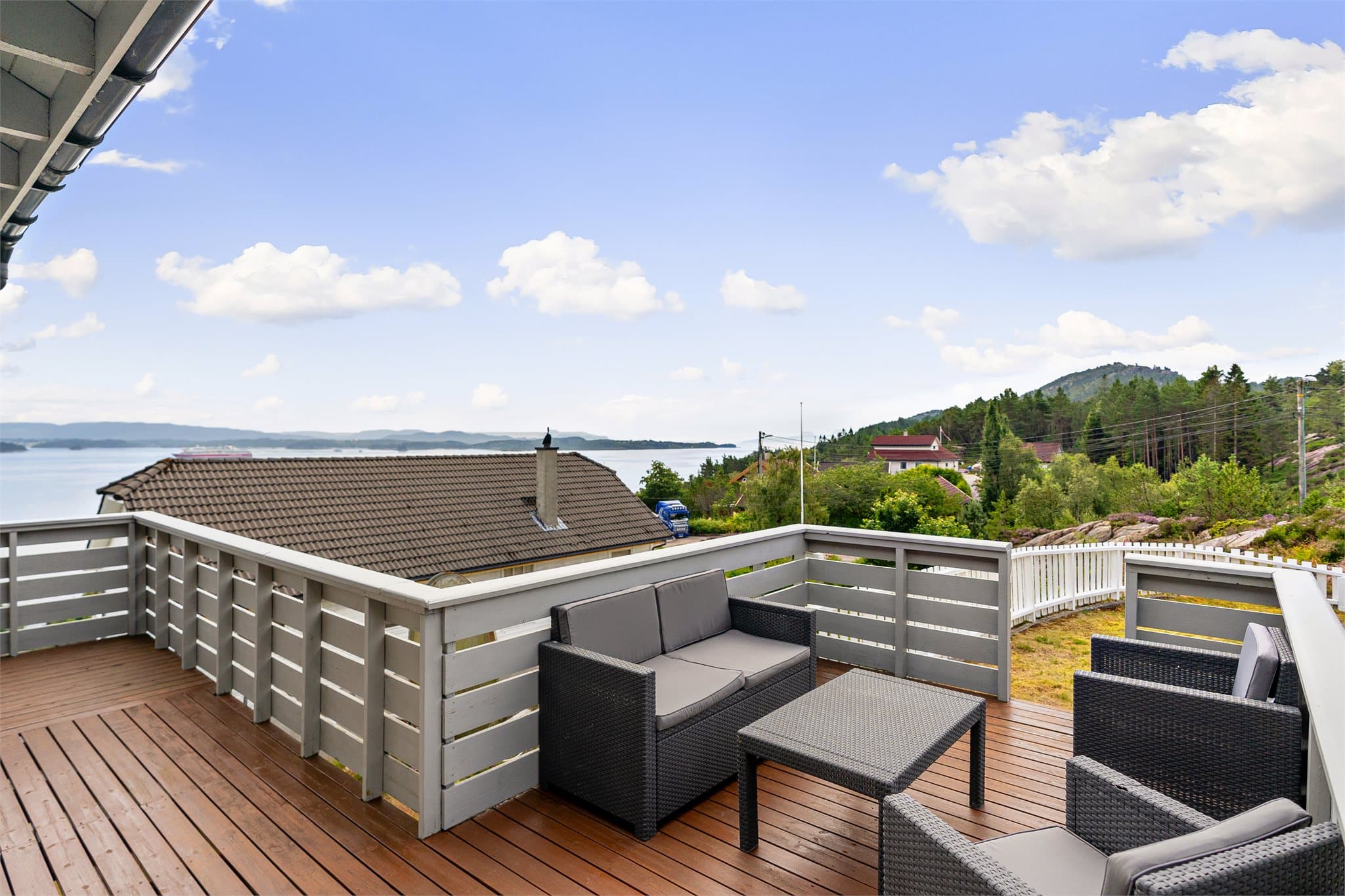 Altanen strekker seg til sørsiden av huset