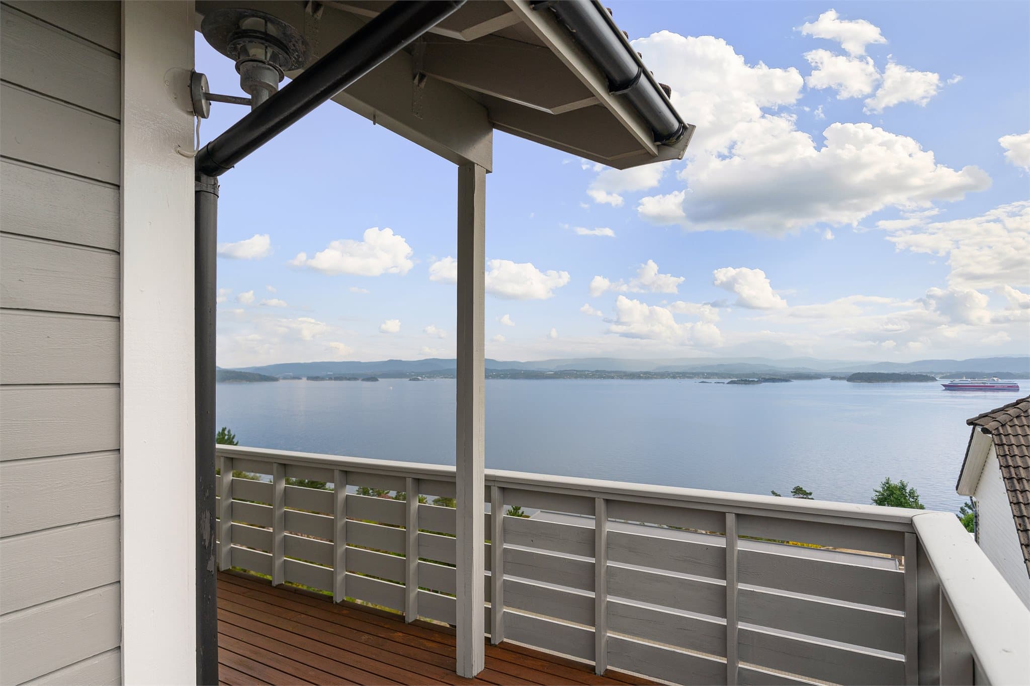 Utsikt over Raunefjorden med innseglingen til Bergen, Lerøyene, Bjelkarøyene samt mot Hjellestad og delvis Bergen.