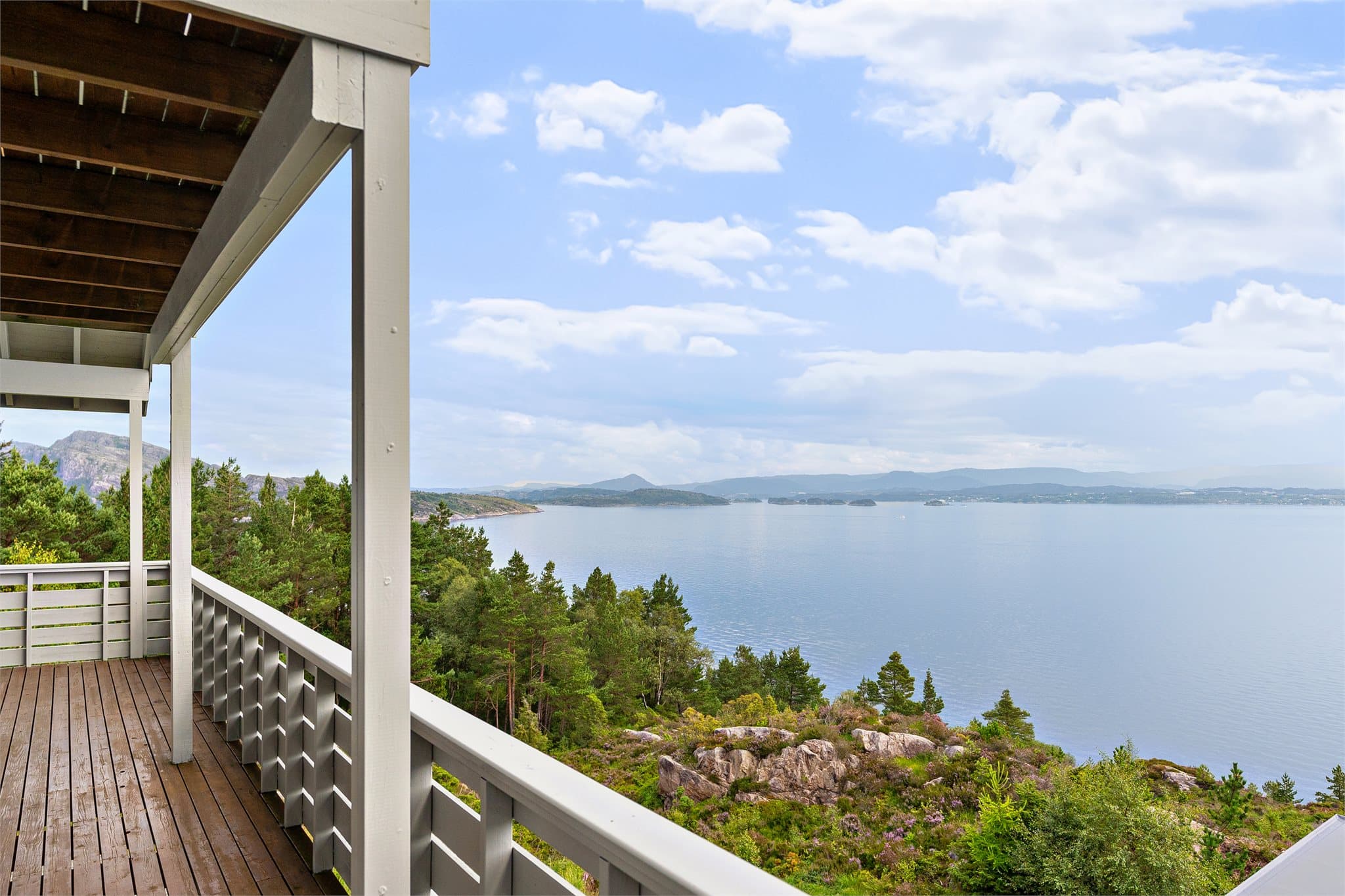Utsikt over Raunefjorden med innseglingen til Bergen, Lerøyene, Bjelkarøyene samt mot Hjellestad og delvis Bergen.