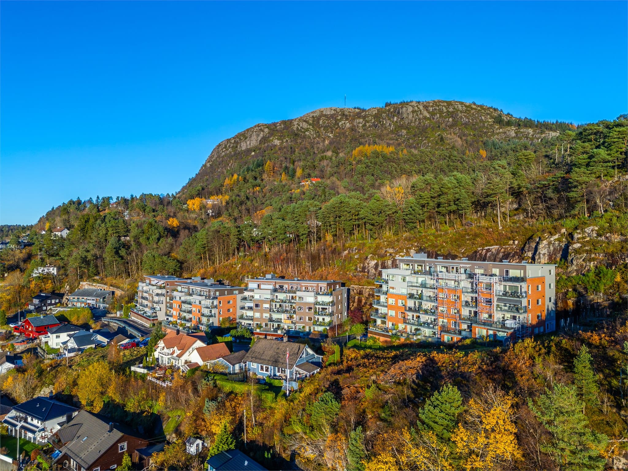 - Flotte turmuligheter like utenfor egen inngangsdør som blant annet Løvstakken rett i bakkant av bygget -