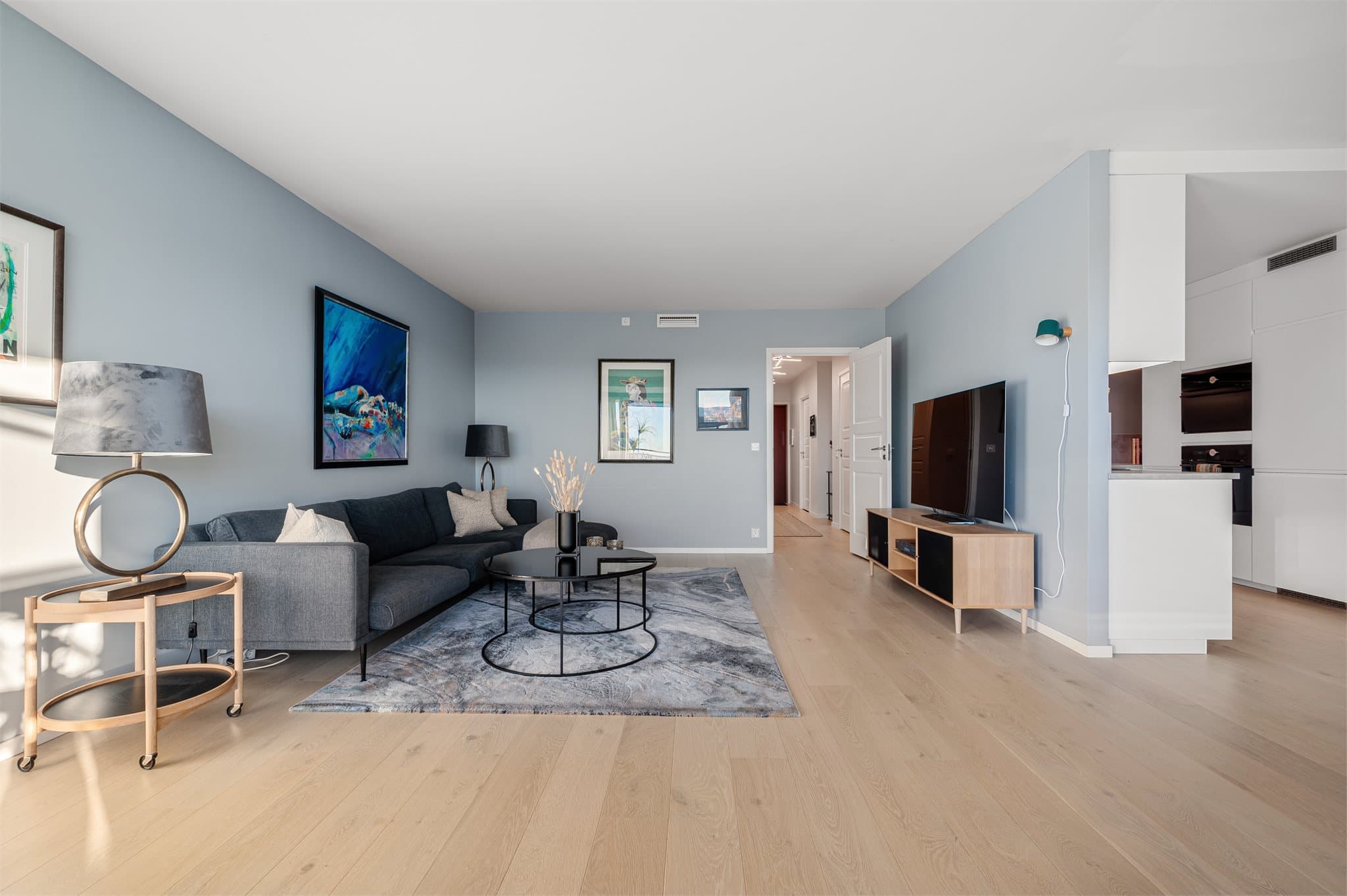 - Stuen med åpen kjøkkenløsning måler hele 44,7m² -