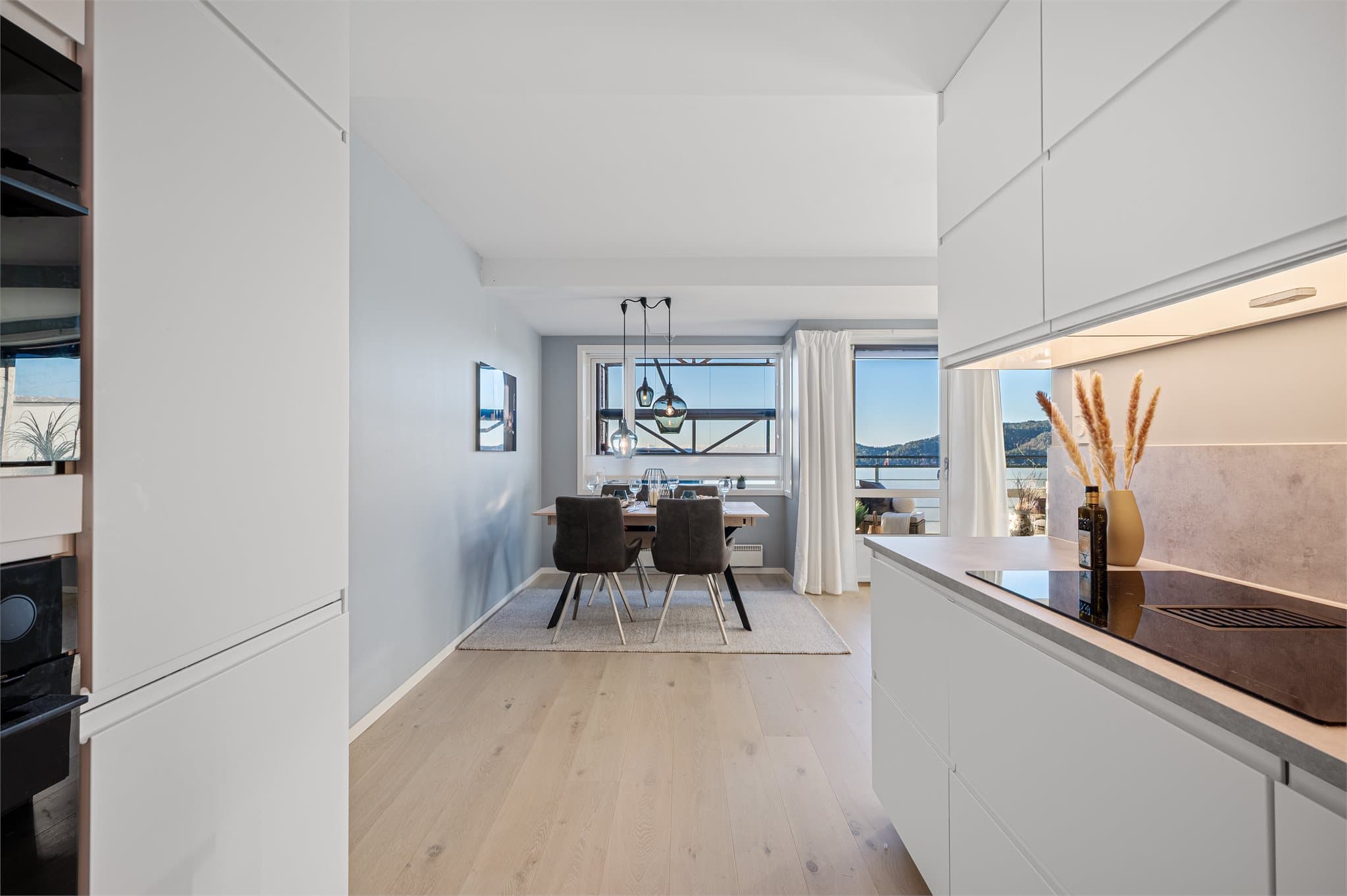 - Leiligheten har balansert ventilasjon som bidrar til bedre luftkvalitet, innemiljø og energieffektivitet -