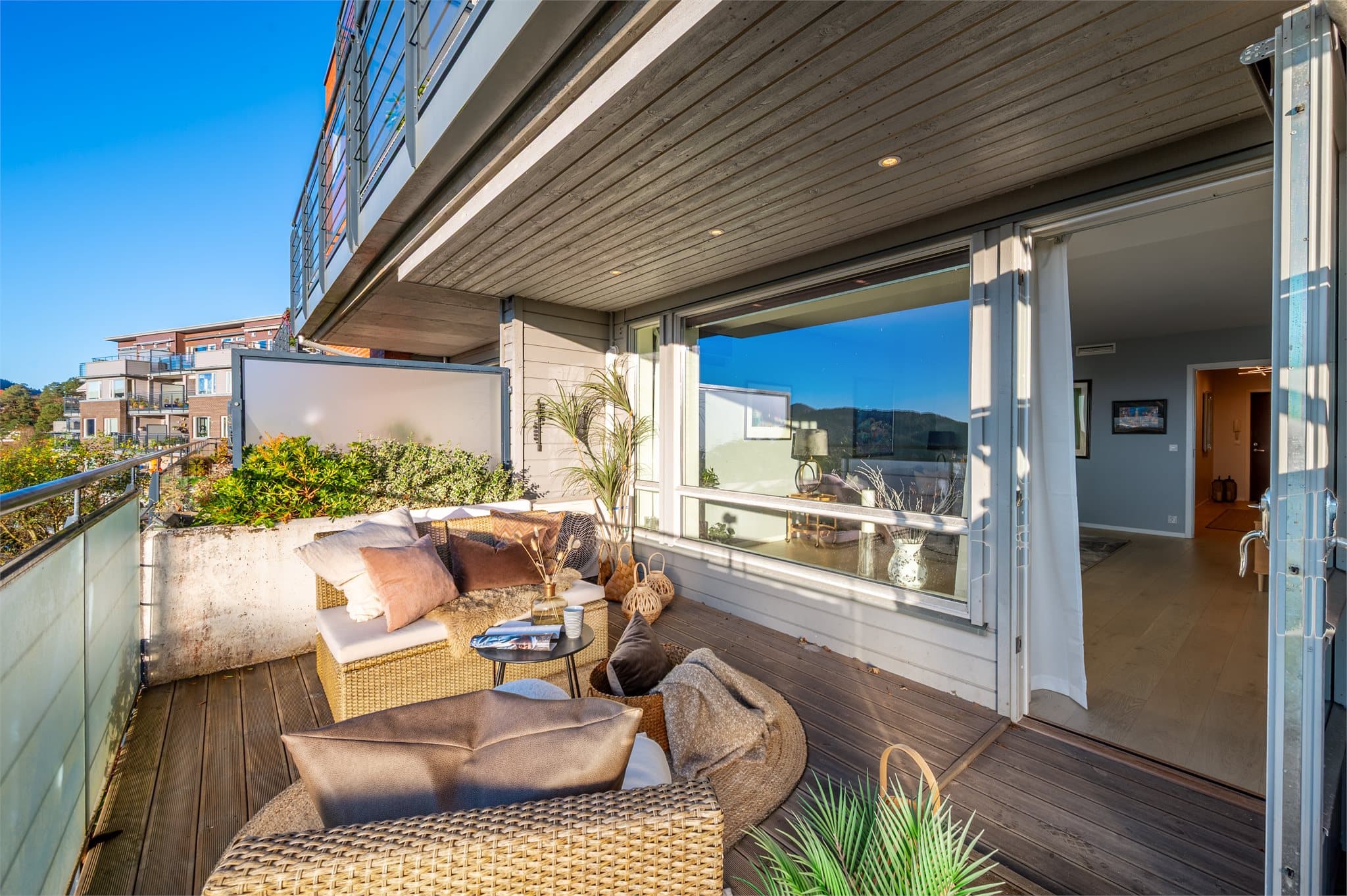 - Leiligheten ligger rolig til i enden av en blindvei, skjermet fra trafikk og støy -