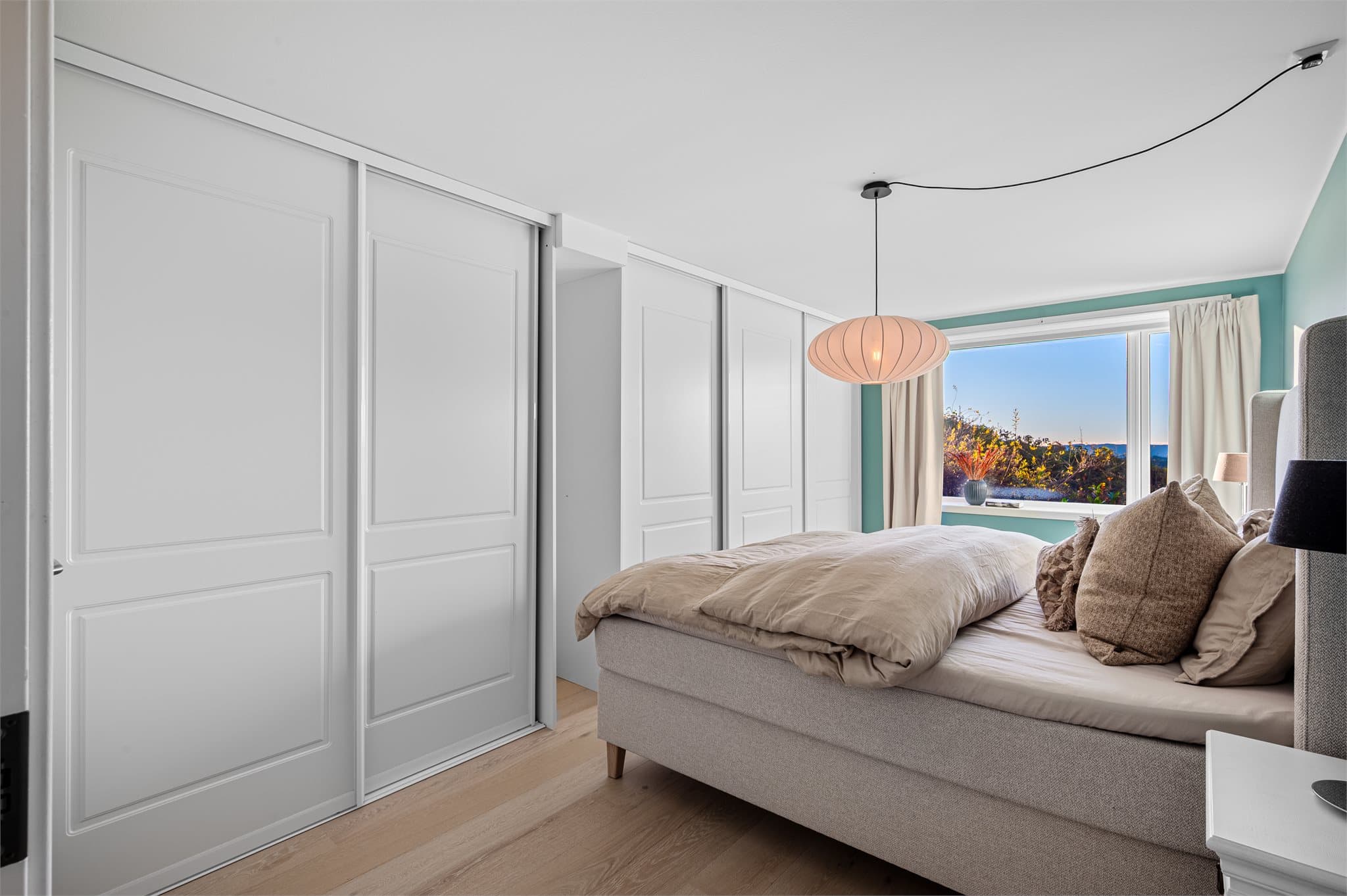 - Rikelig med lagringsplass i stor garderobeløsning -