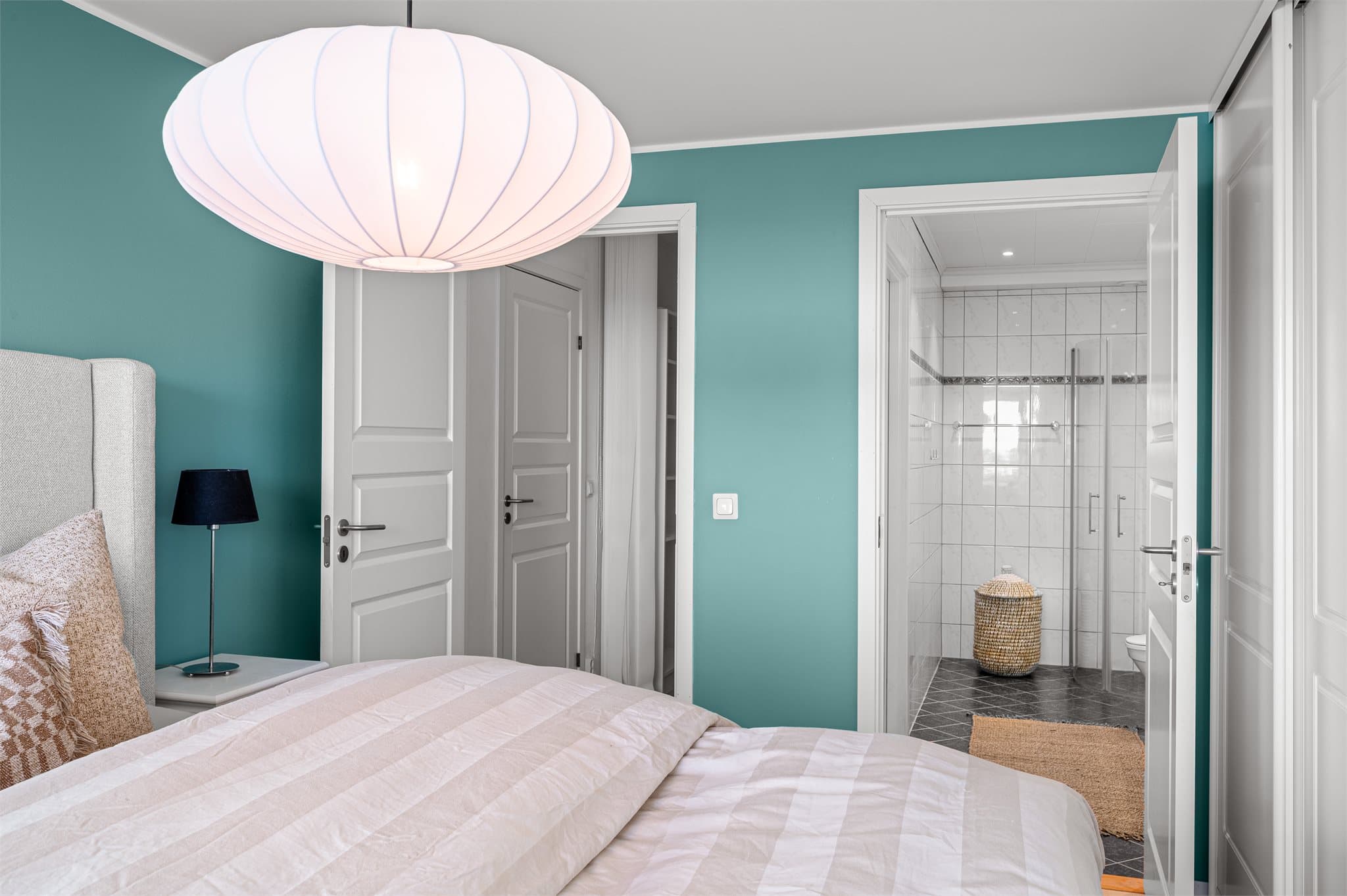 - Luksis med direkte tilkomst til omkledningsrom og bad -