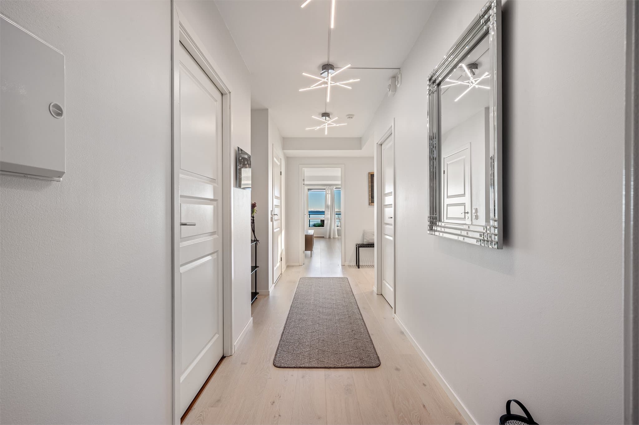 - Stor entré med stor garderobeløsning med speilfronter på hele 14,6m² -