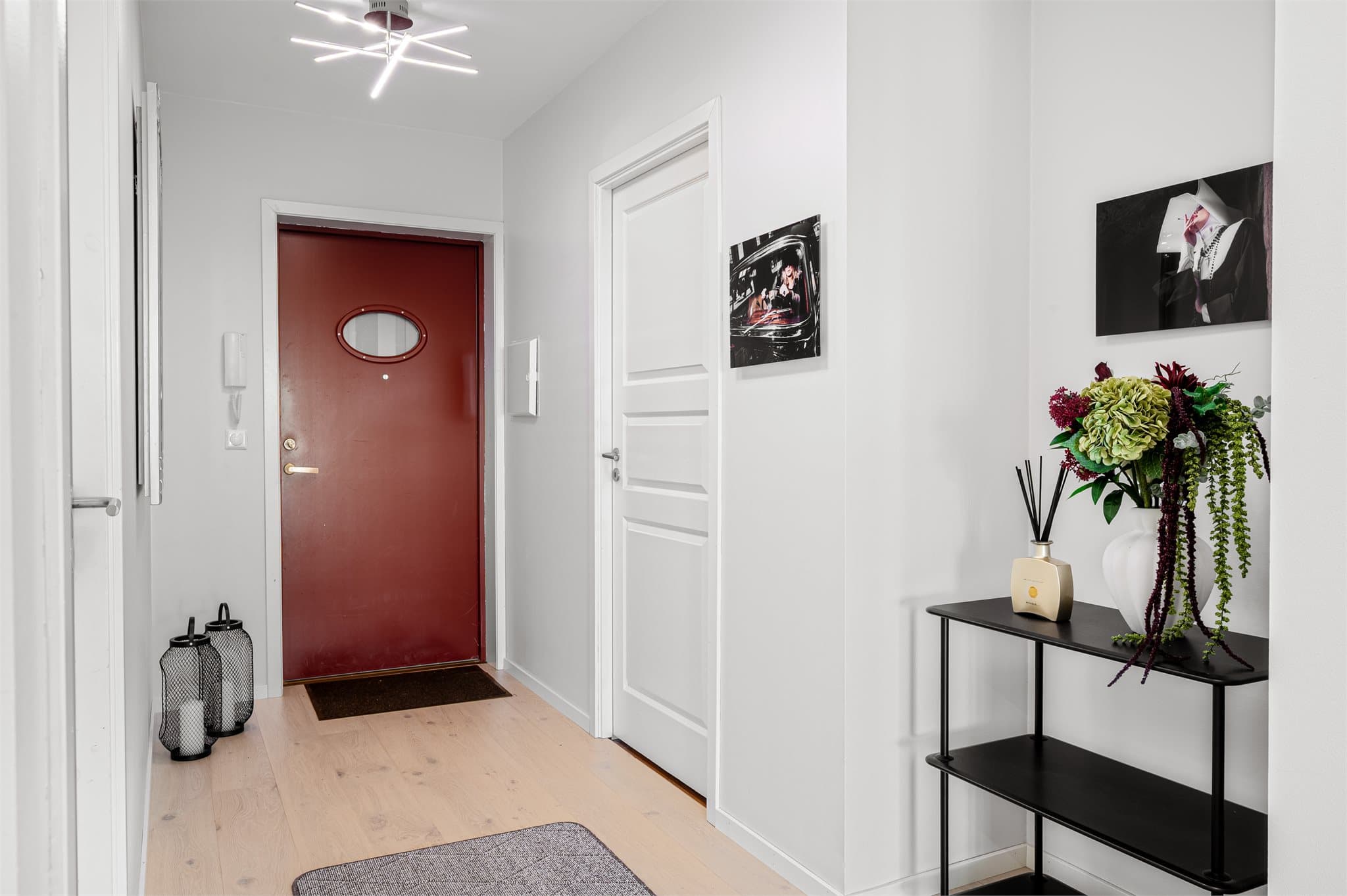 - Gangen er lys og innbydende, og gir et flott og representativt førsteinntrykk av boligen -