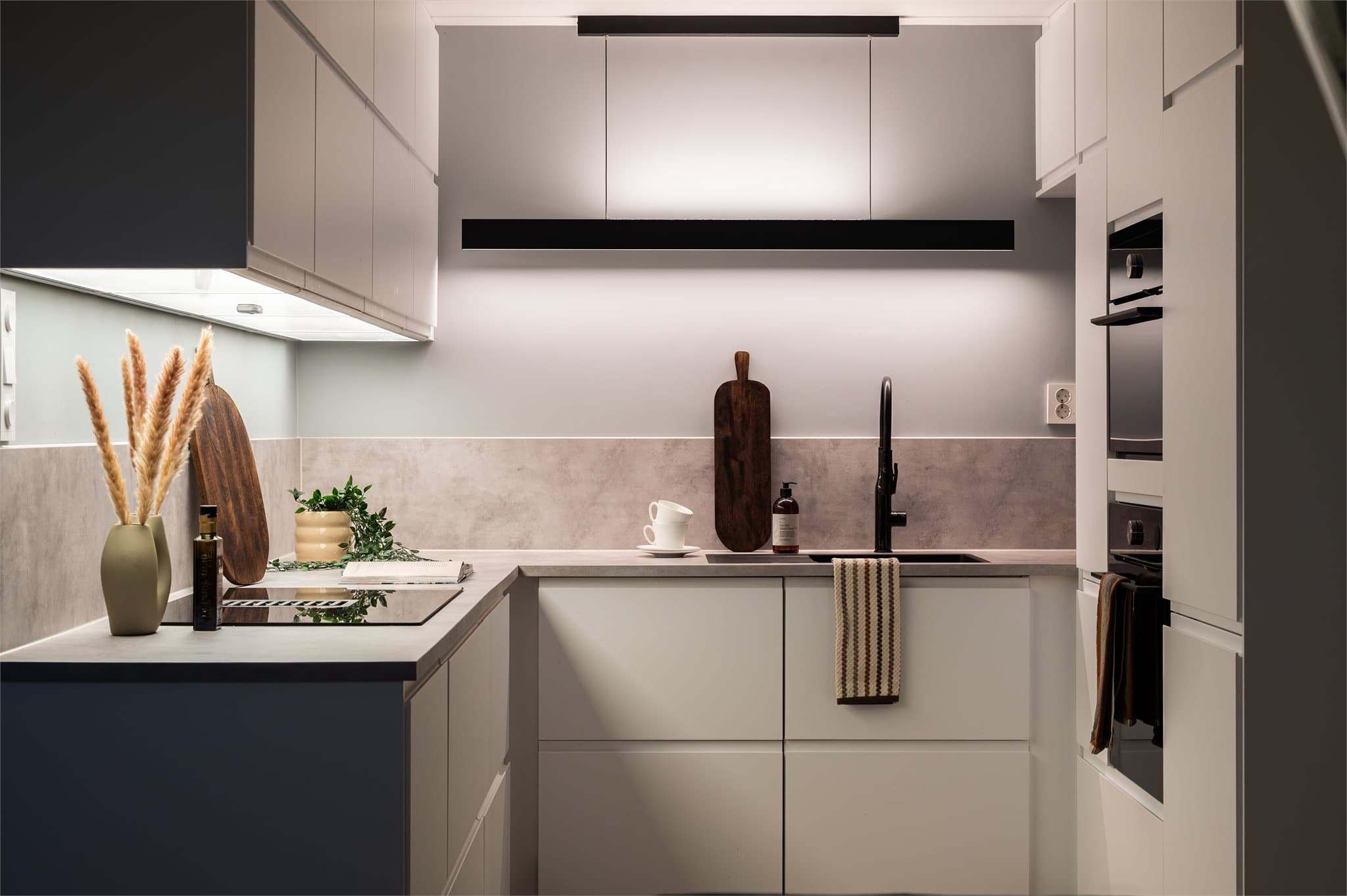 - Leiligheten er i 2024 påkostet med nytt kjøkken og parkett på alle rom med unntak av to soverom i gang -