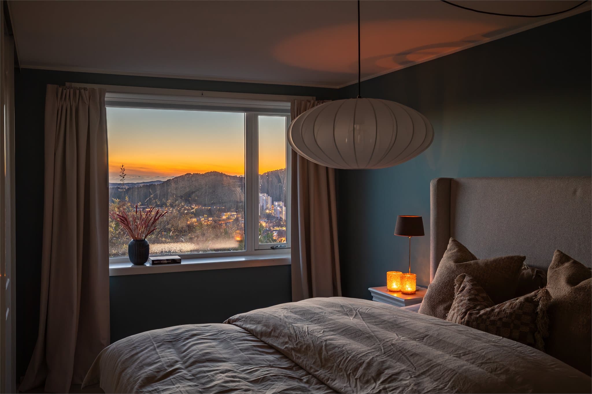 - Her har man god plass til dobbeltseng i ønsket størrelse og tilhørende møblement -