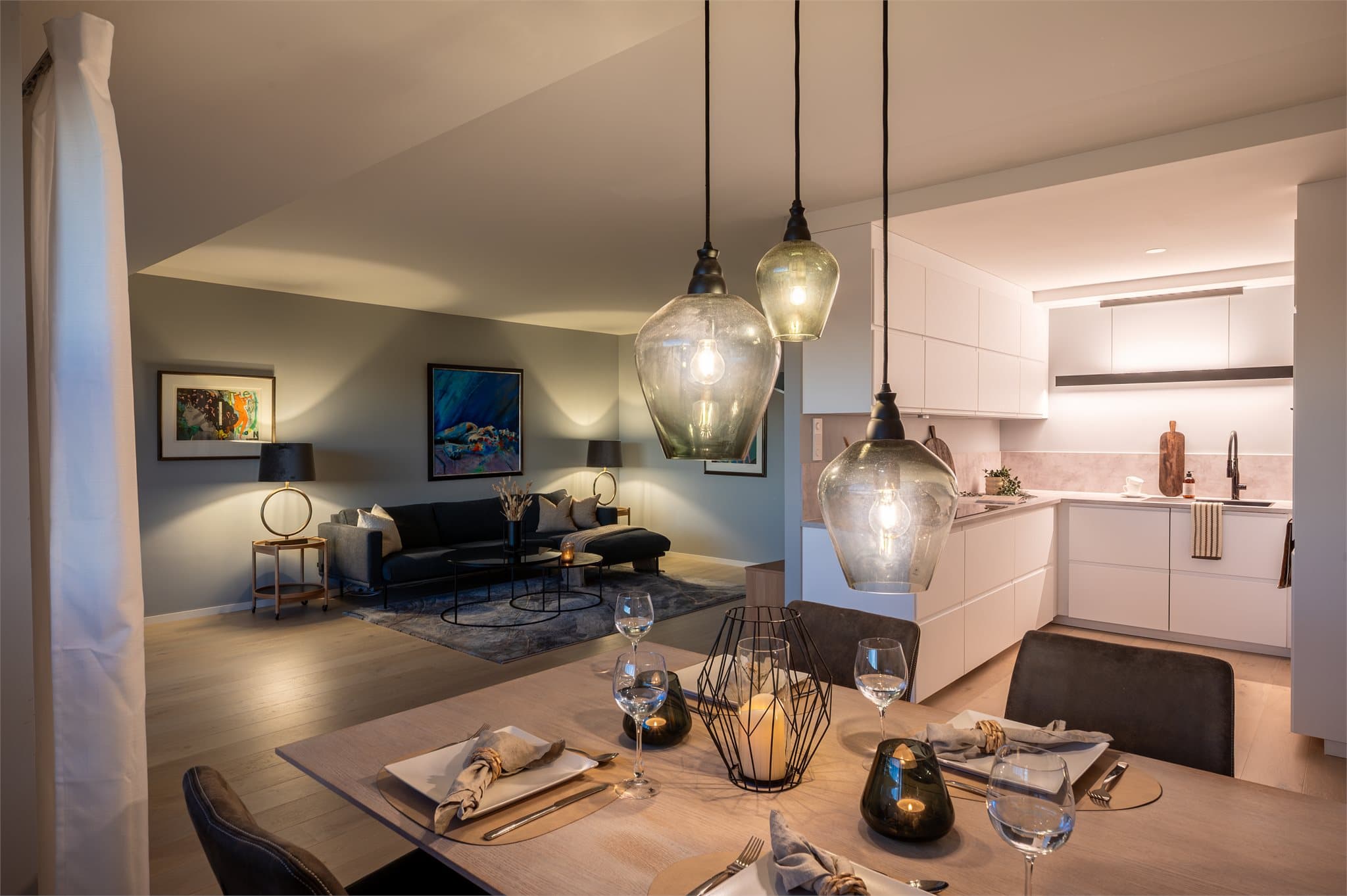 - Leiligheten inneholder entré/gang m/garderrobe, 3 soverom, 2 bad 1, stue/kjøkken og mellomgang + ekstern bod-