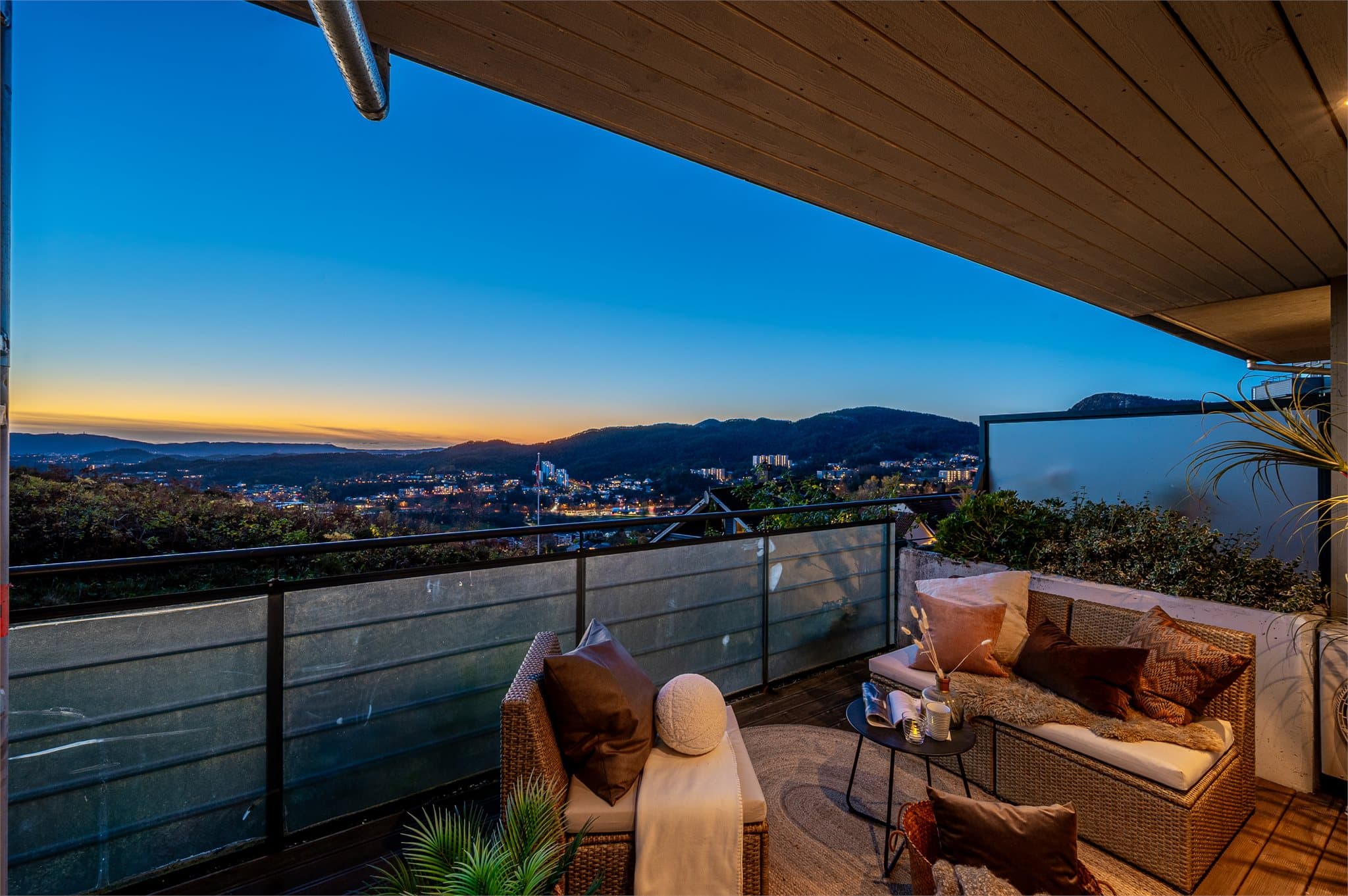 - Vestvendt 4-roms med flott standard og svært skjermet beliggenhet i enden av blindvei -