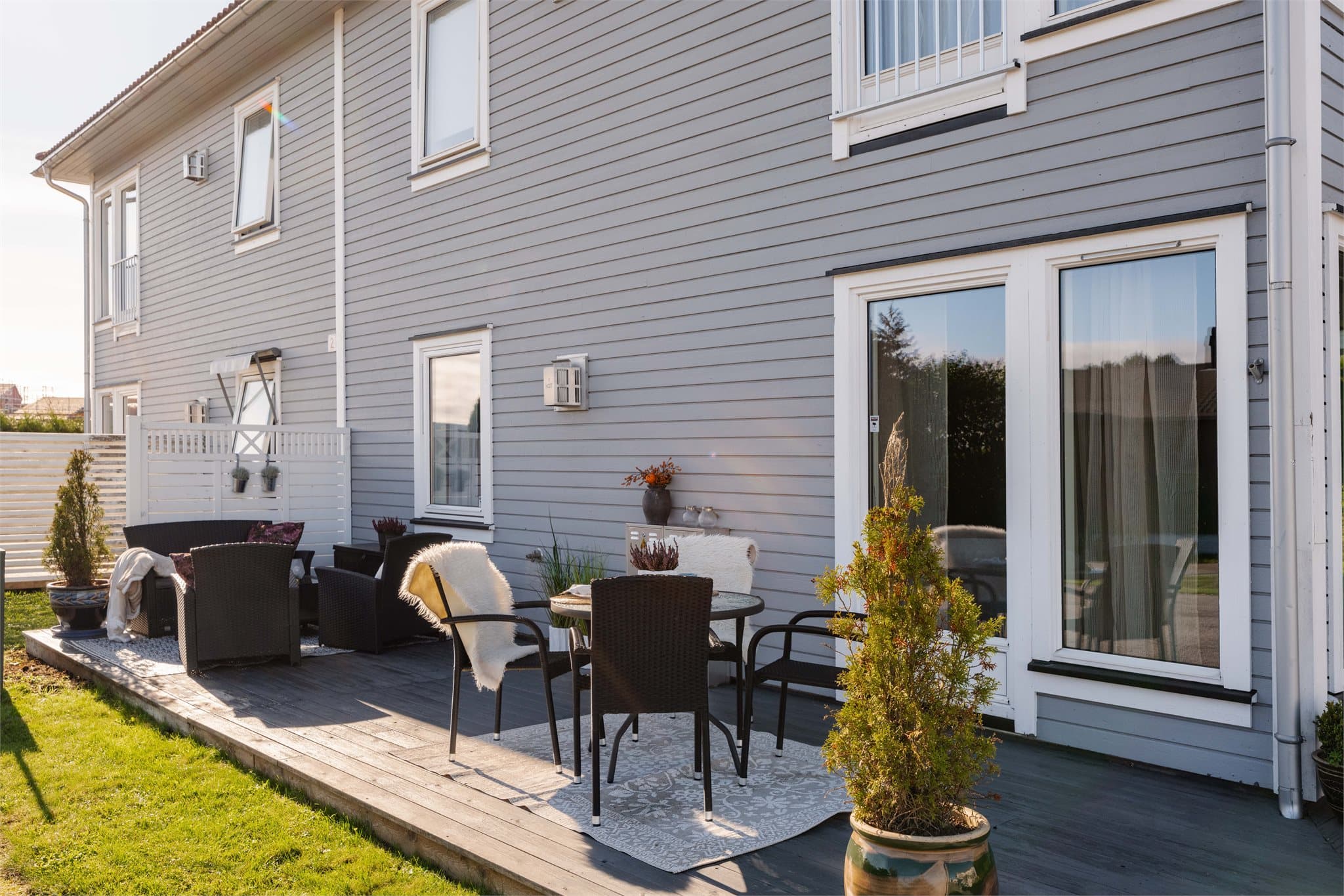 Her er det god plass til utemøbler, grill og beplantning.