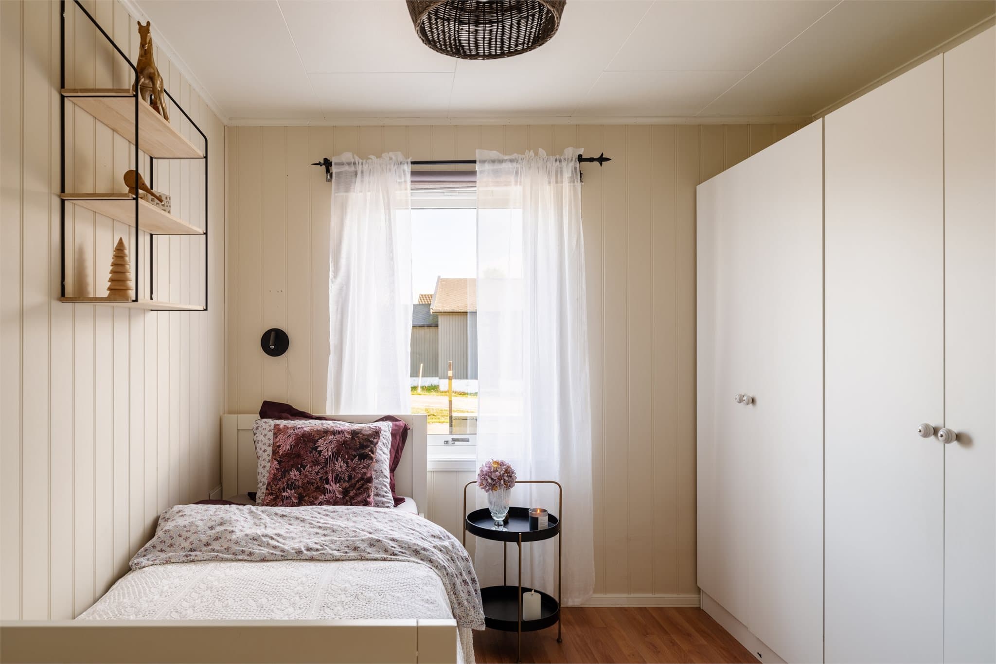 Leiligheten har ett soverom med plass til seng og nattbord.
