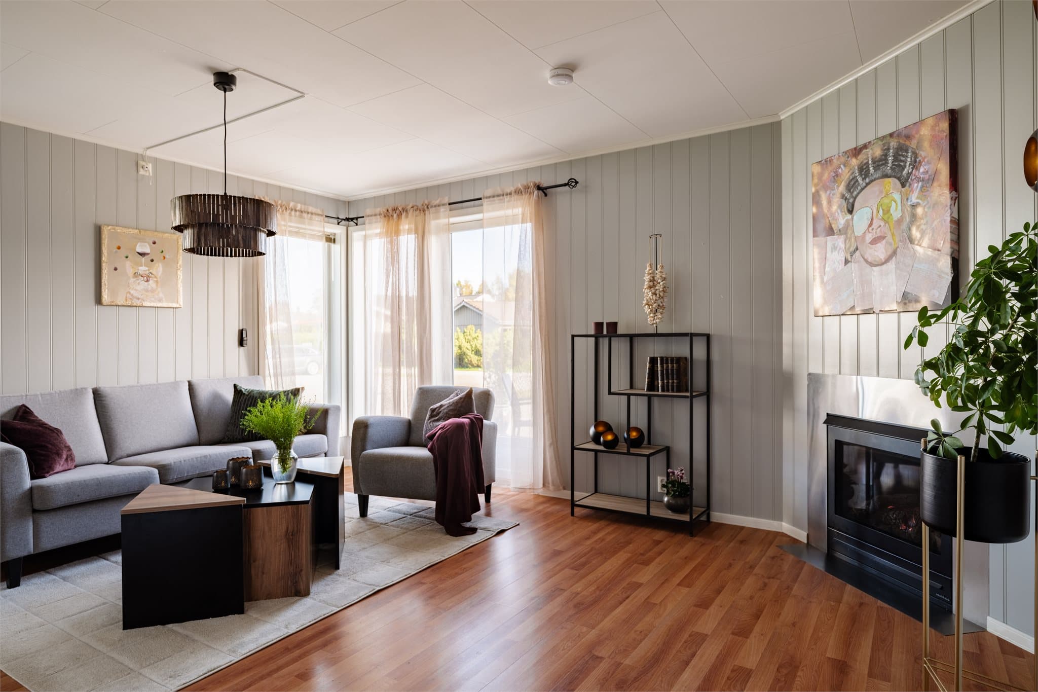 Innbydende stue med plass til både sofa- og spisegruppe.