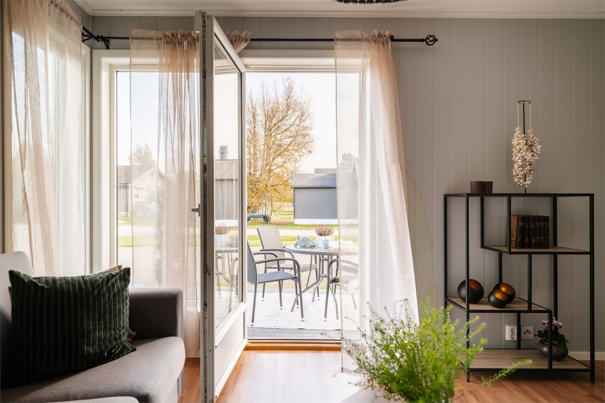 Fra stuen er det utgang til en koselig terrasseplatting på ca. 35 kvm.