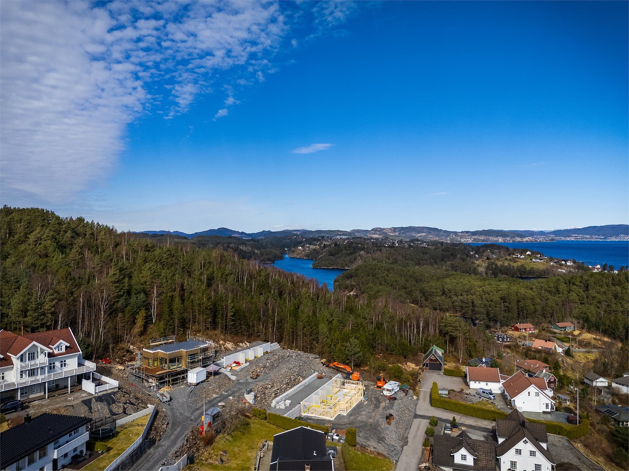 - Boligen ligger i naturskjønne omgivelser med enkel tilkomst og umiddelbar nærhet til natur -