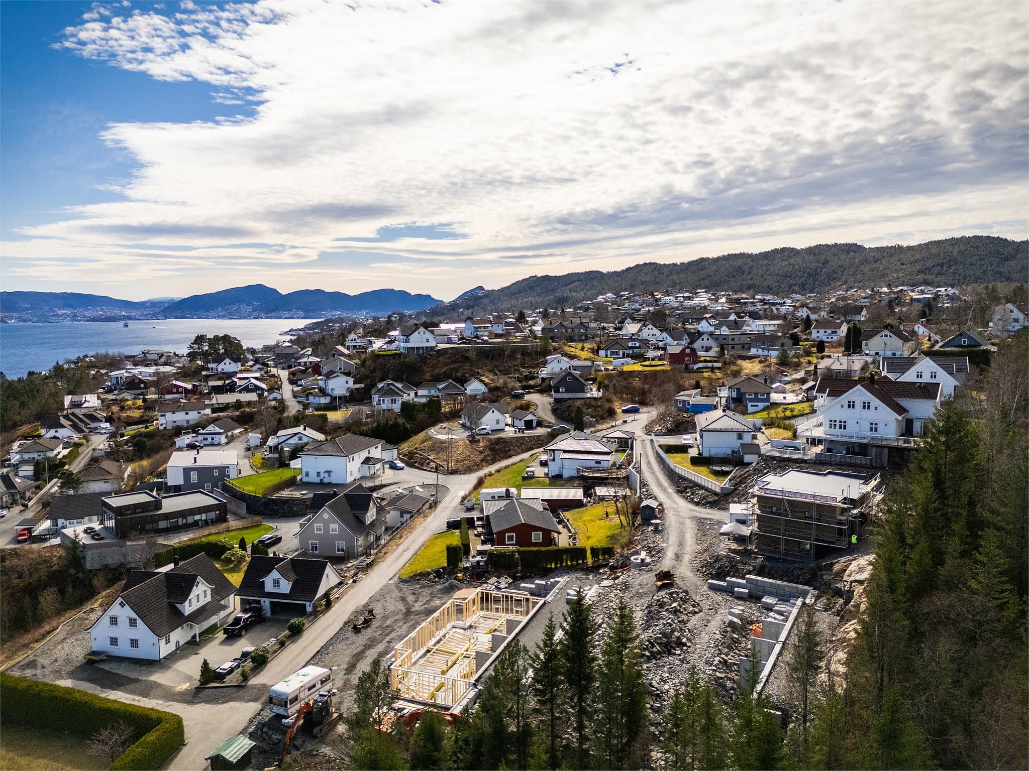 - Ingen gjennomgangstrafikk, kun kjøring til denne og naboens bolig -