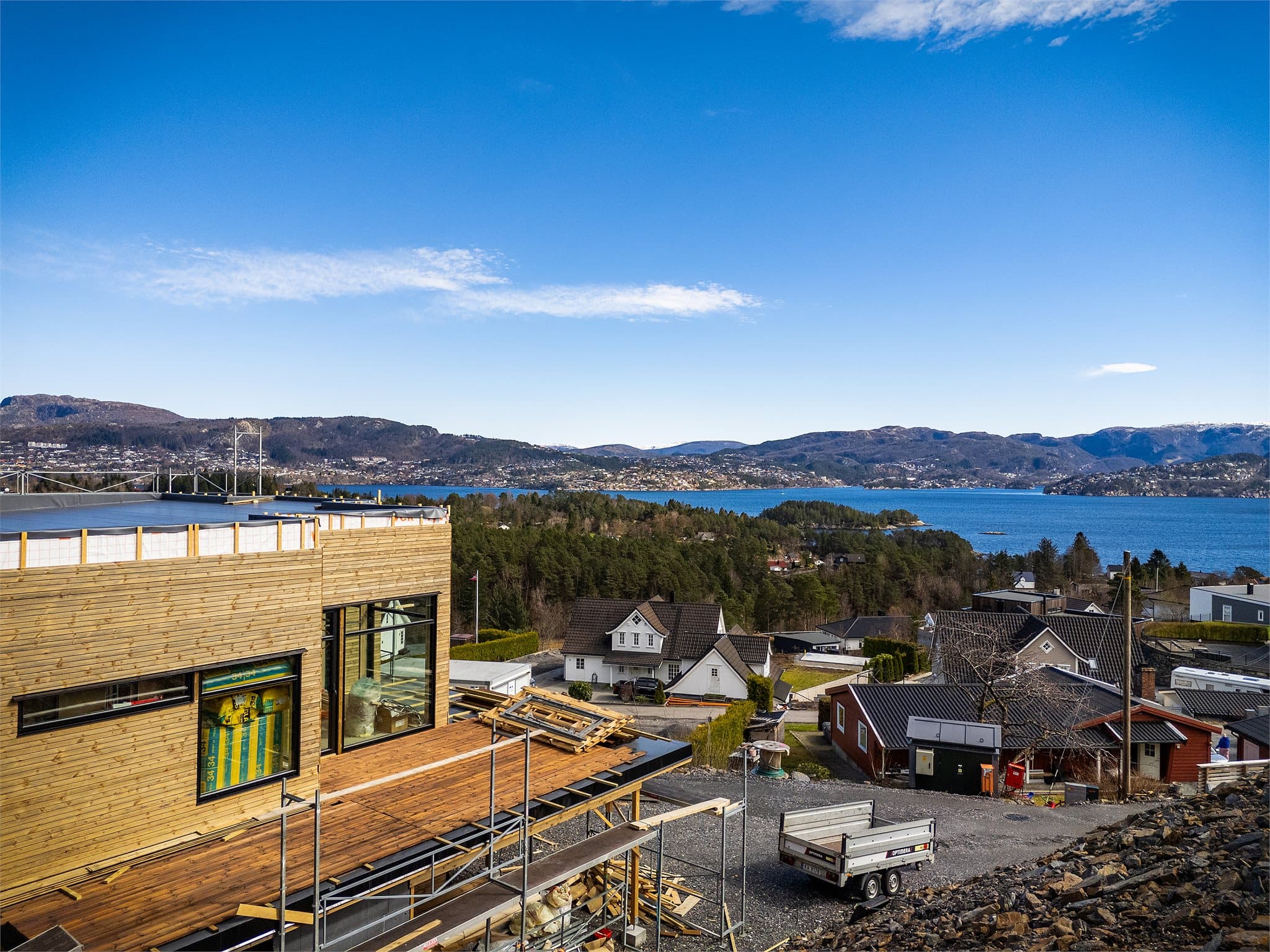 - Fasade mot utsikt består av mye glass og balkong -