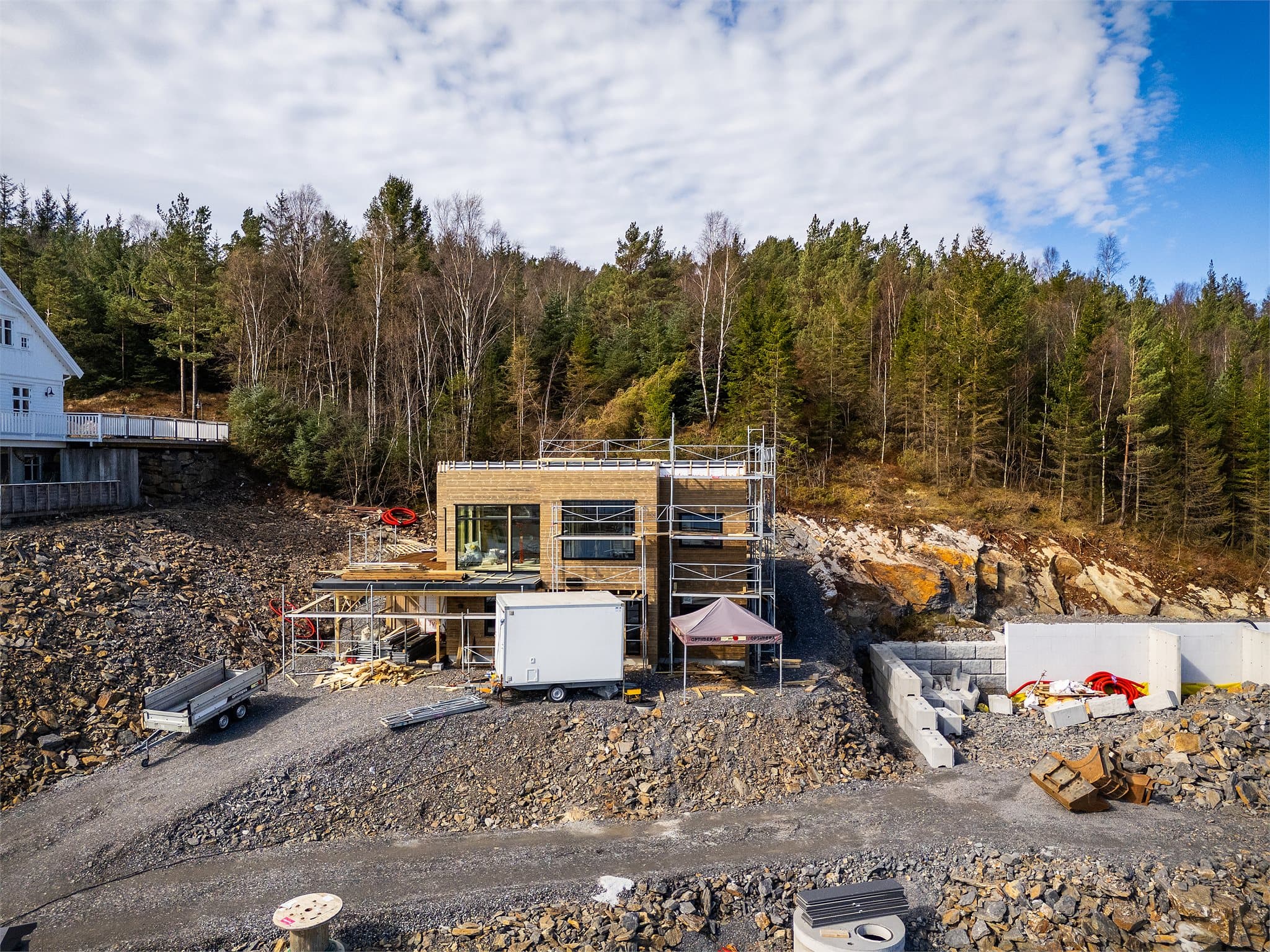 - Balkong til venstre i front, spisestue i midten og kjøkkenvindu til høyre -