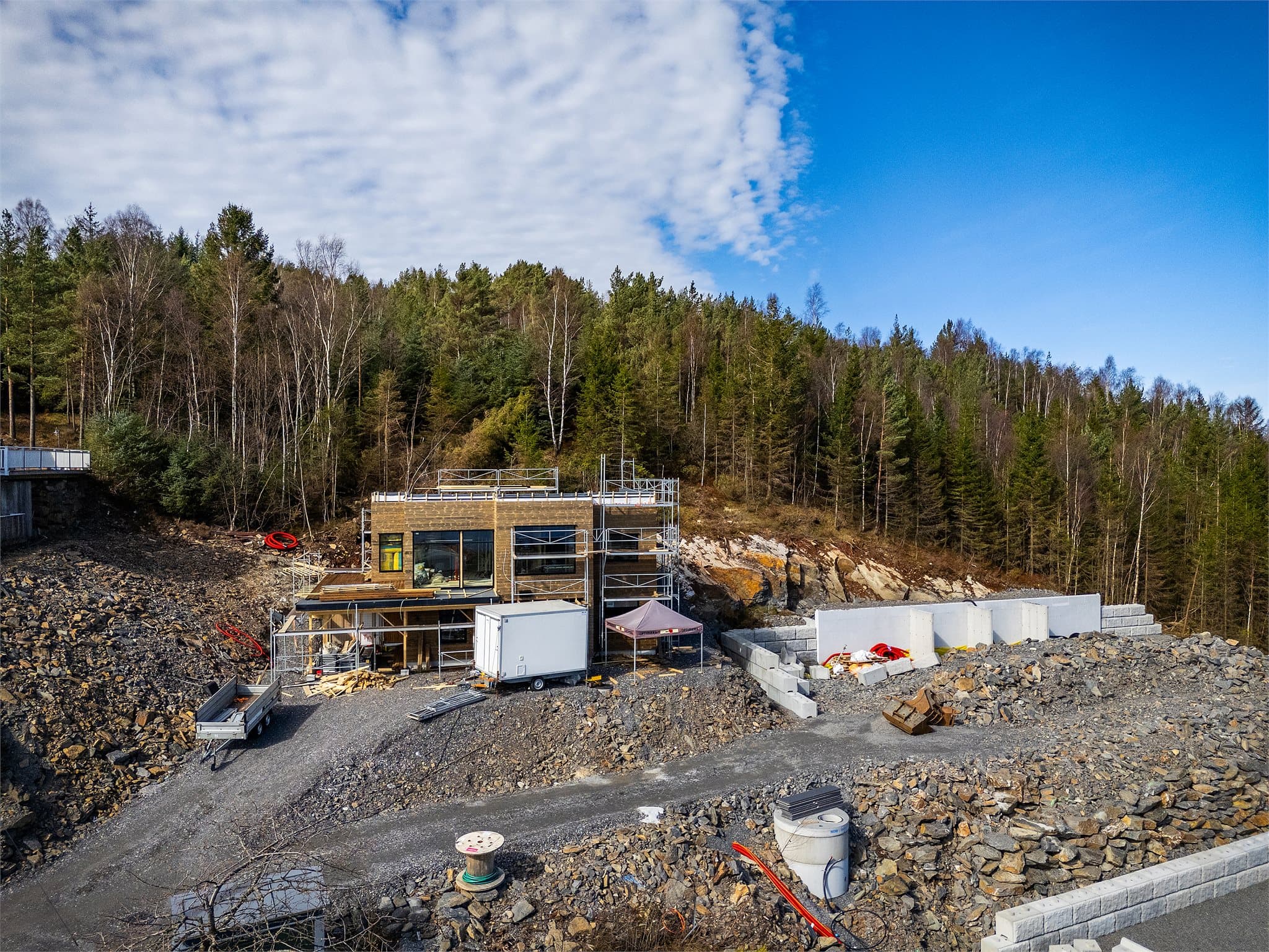 - Under balkongen lages det carport og klargjøres til lading av elbil -