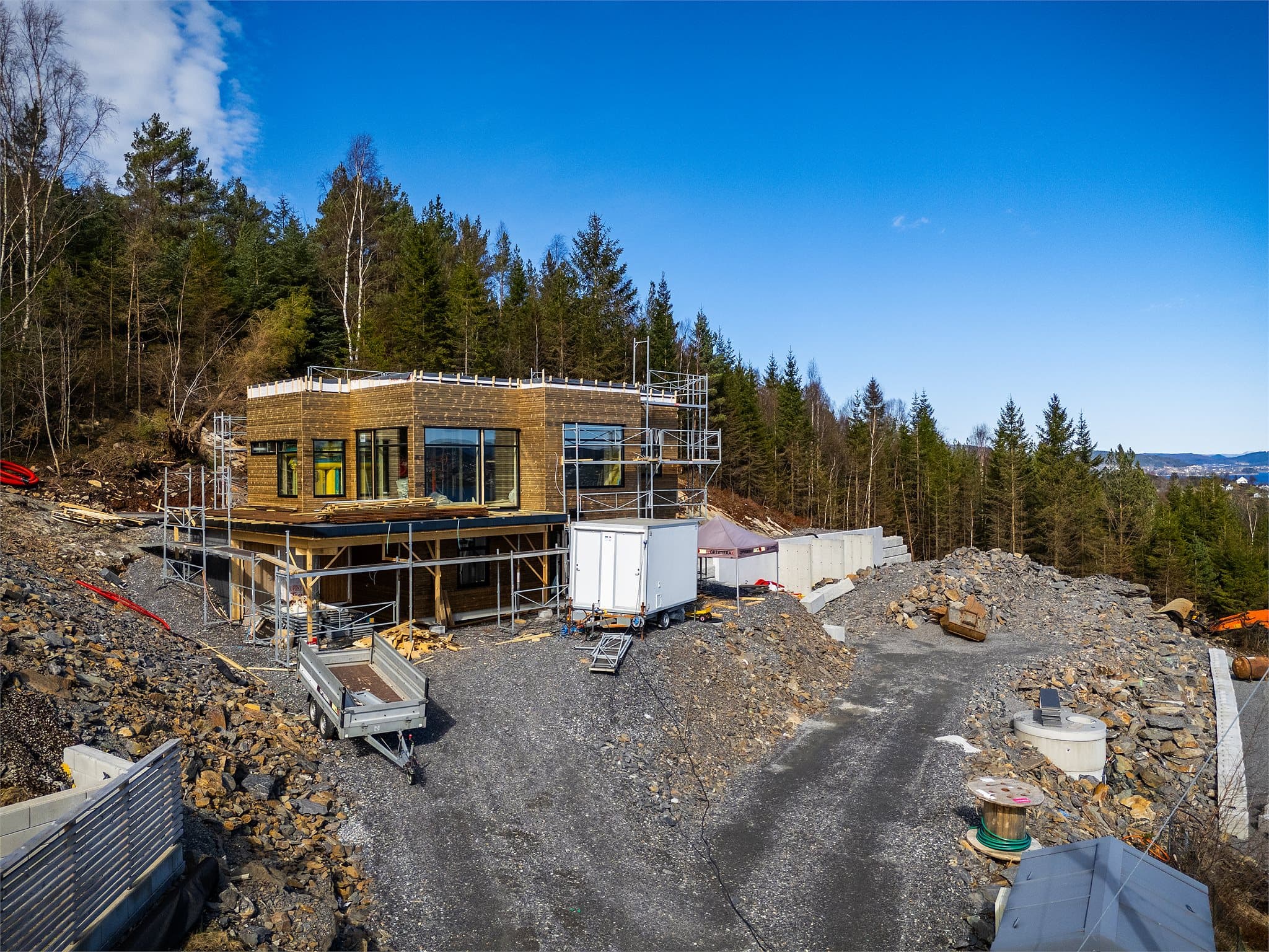 - Bildene ble tatt like før påske, og allerede har det skjedd mye -