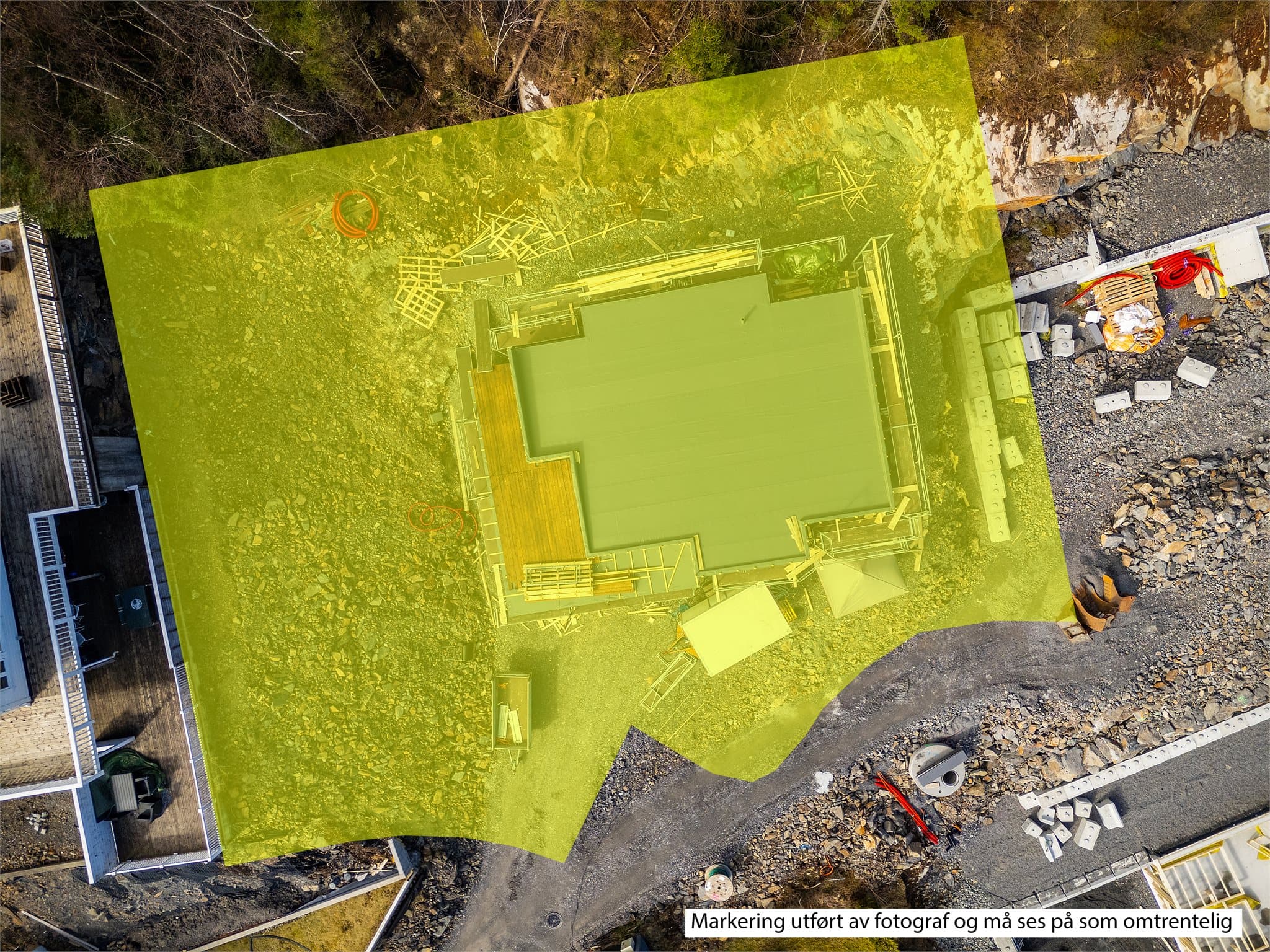 - Tomten til boligen merket av fotograf -