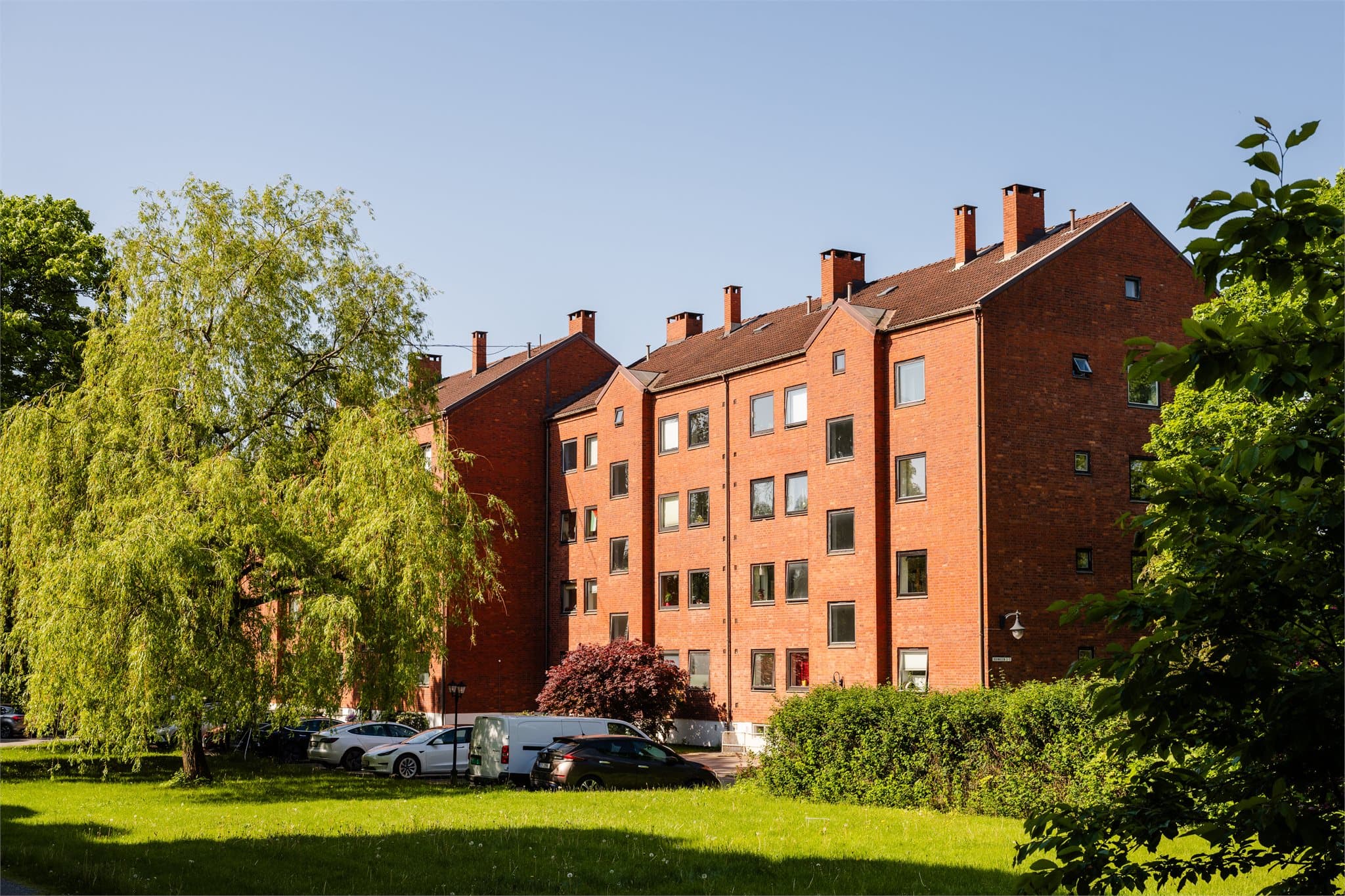 Fasaden har en attraktiv frontlinjeposisjon, omkranset av frodige og velholdte fellesarealer.