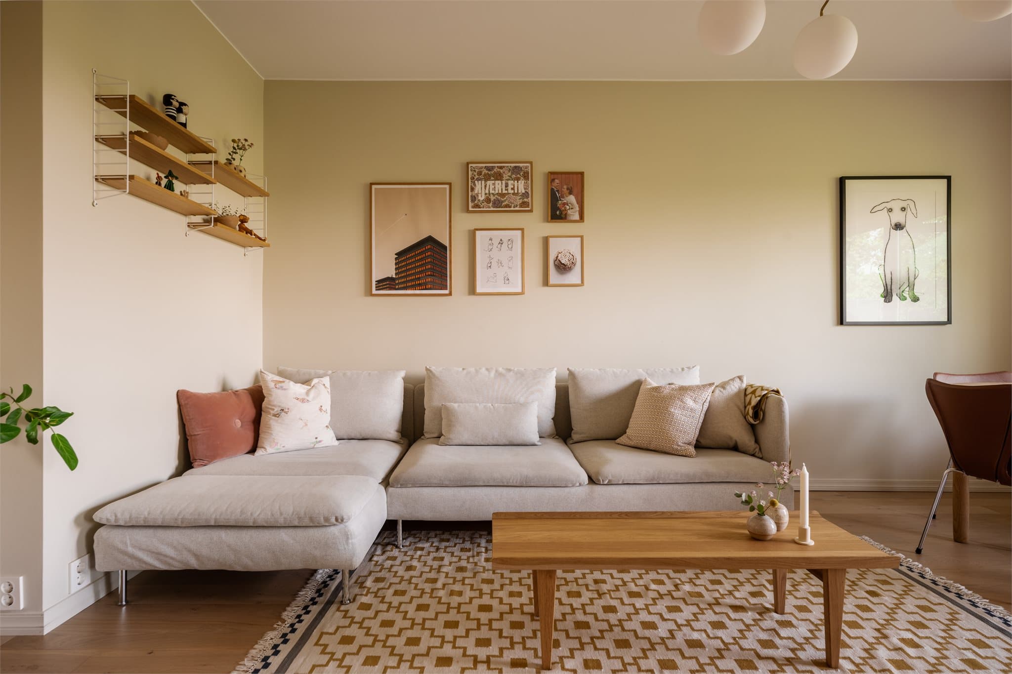Stuen byr på naturlige soner med god plass til stor sofa. Veggene er malt i en behagelig lys tone som skaper en varm og innbydende atmosfære.