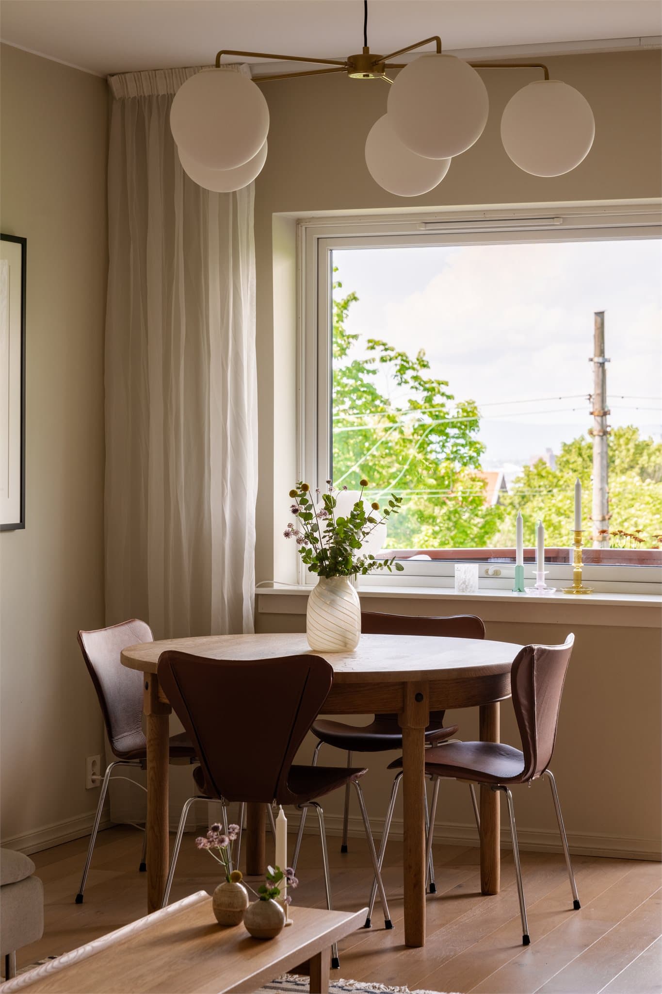 Naturlig plass til spisebord med rom for å samle familie og venner til hyggelige måltider.