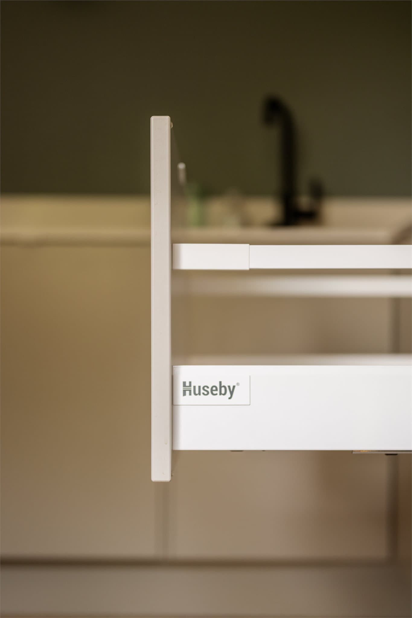 Kjøkkeninnredning fra Huseby med slette fronter.