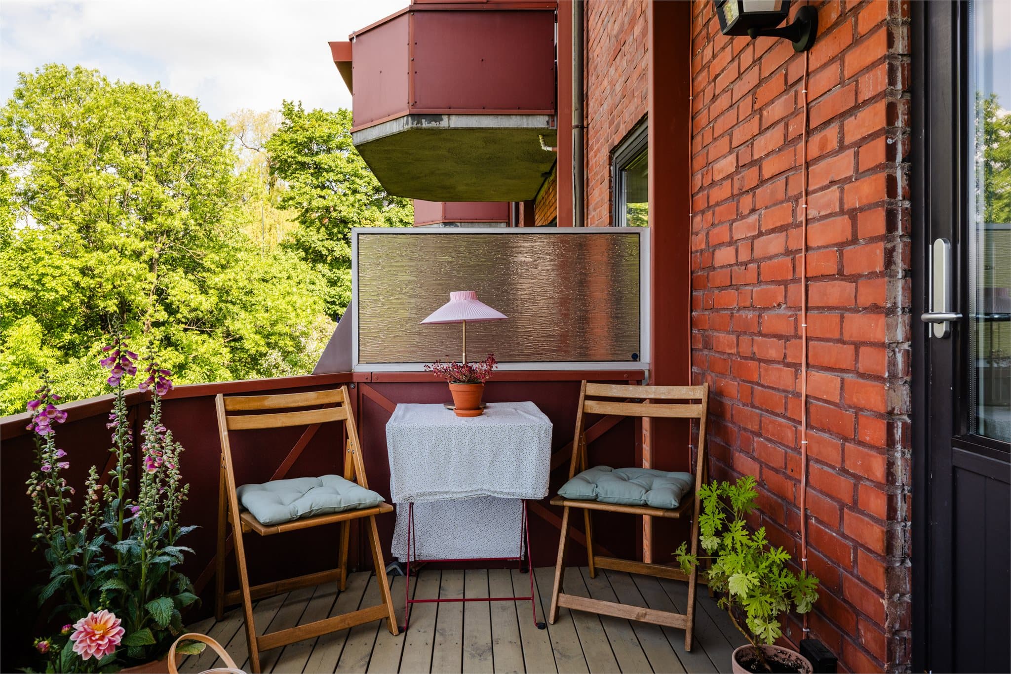 Det er også plass til en utendørs spisegruppe og frodige planter.