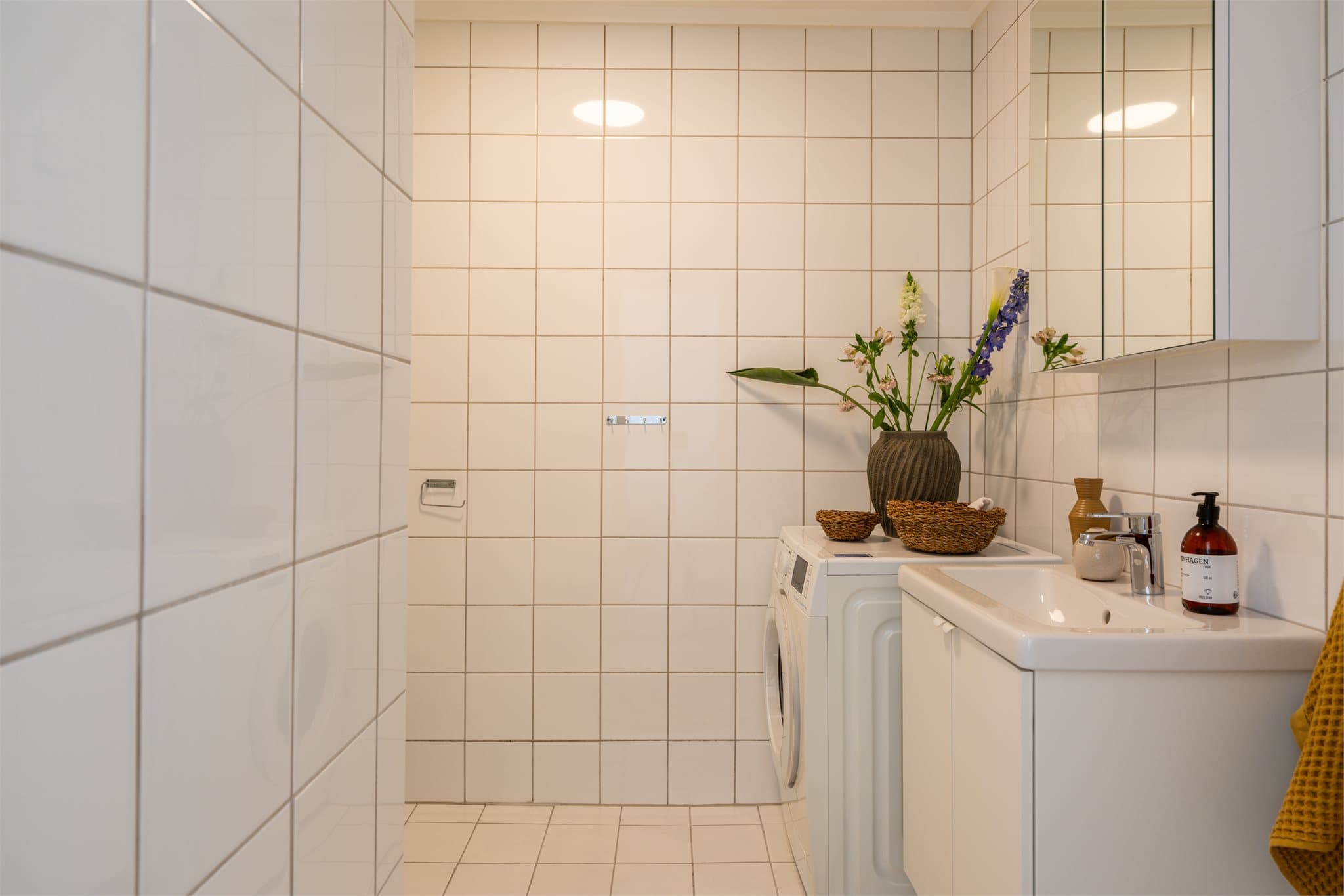Pent flislagt bad med varme i gulvet og opplegg for vaskemaskin.