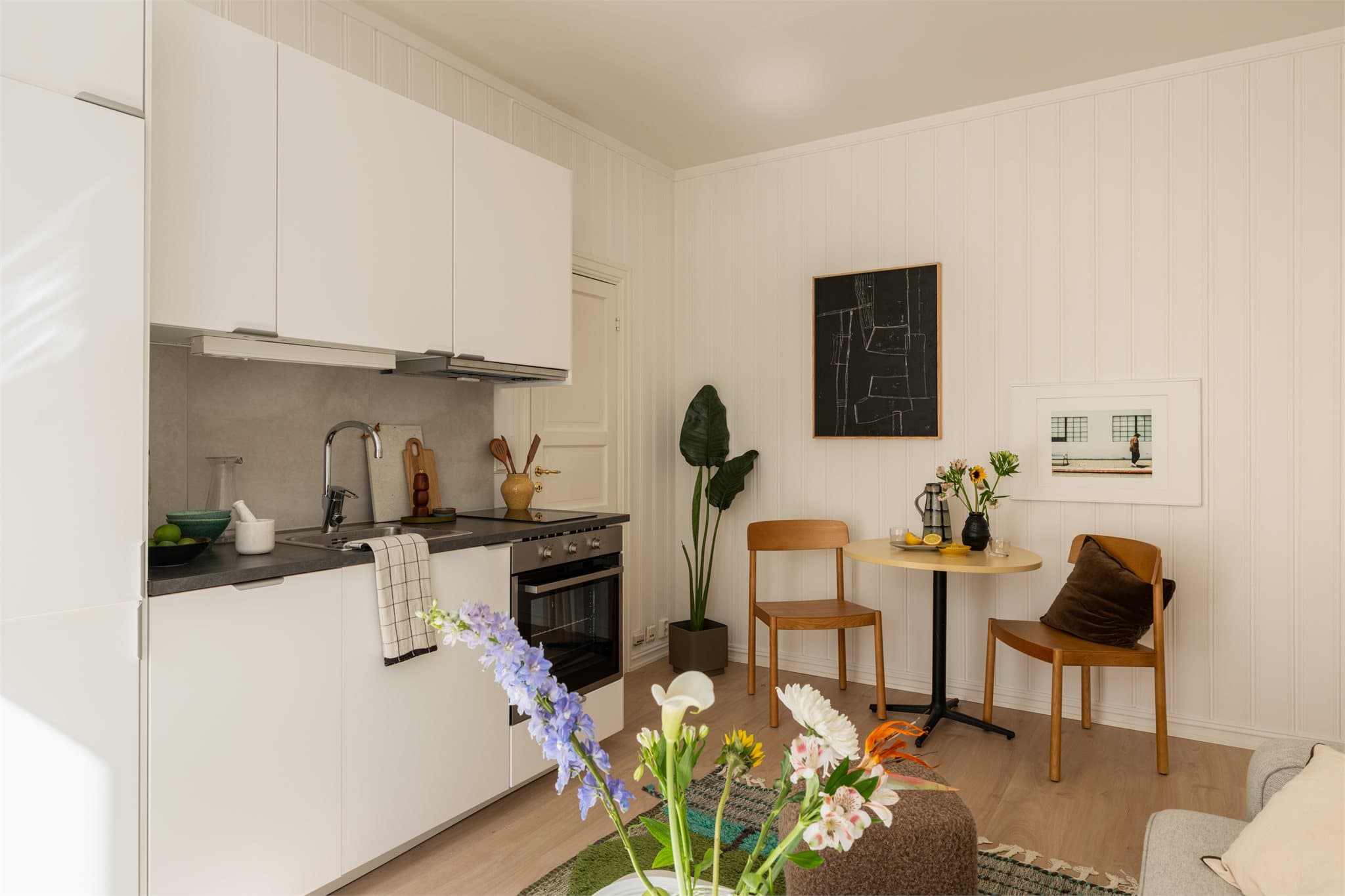 Leiligheten har en lys og moderne finish som er enkel å innrede etter ønske og behov.